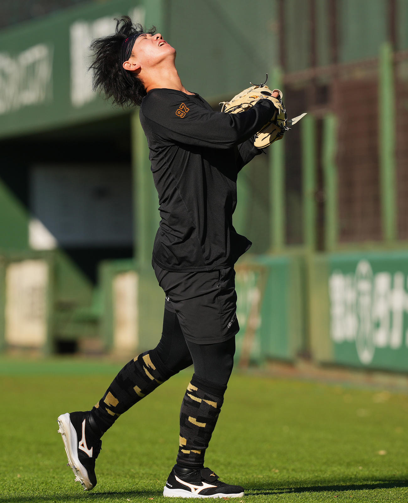 自主トレで投球に納得のいかない様子の巨人井上（撮影・垰建太）