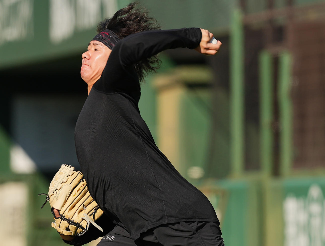 自主トレで投球練習を行う巨人井上（撮影・垰建太）