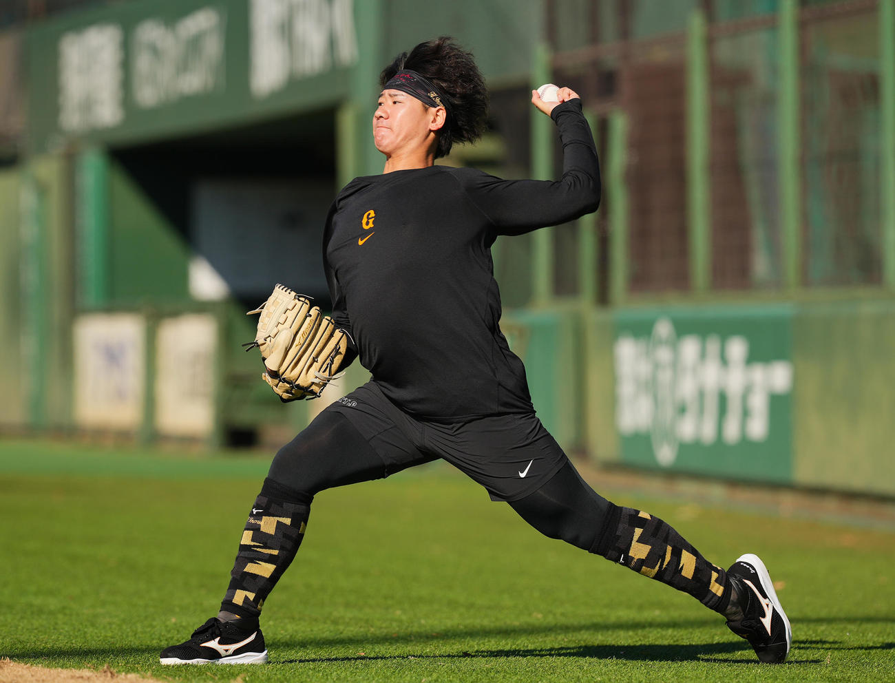 自主トレで投球練習を行う巨人井上（撮影・垰建太）