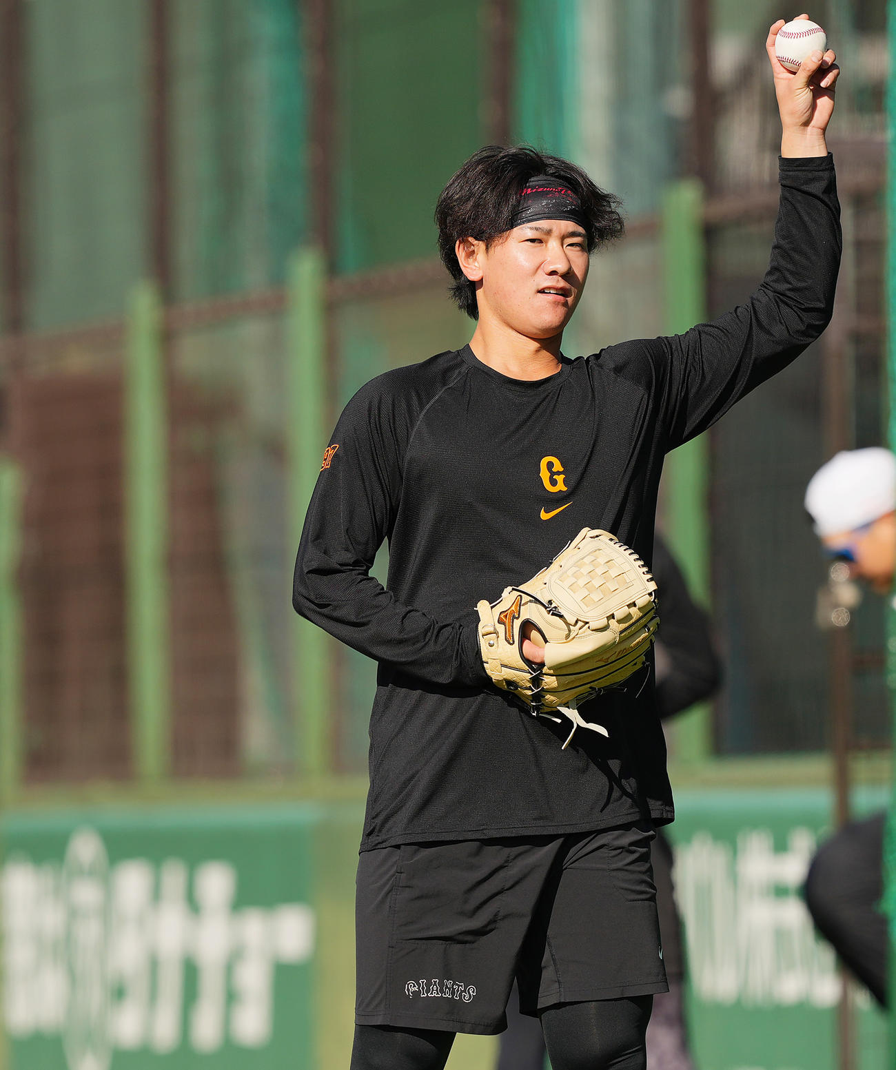 自主トレで投球練習を行う巨人井上（撮影・垰建太）