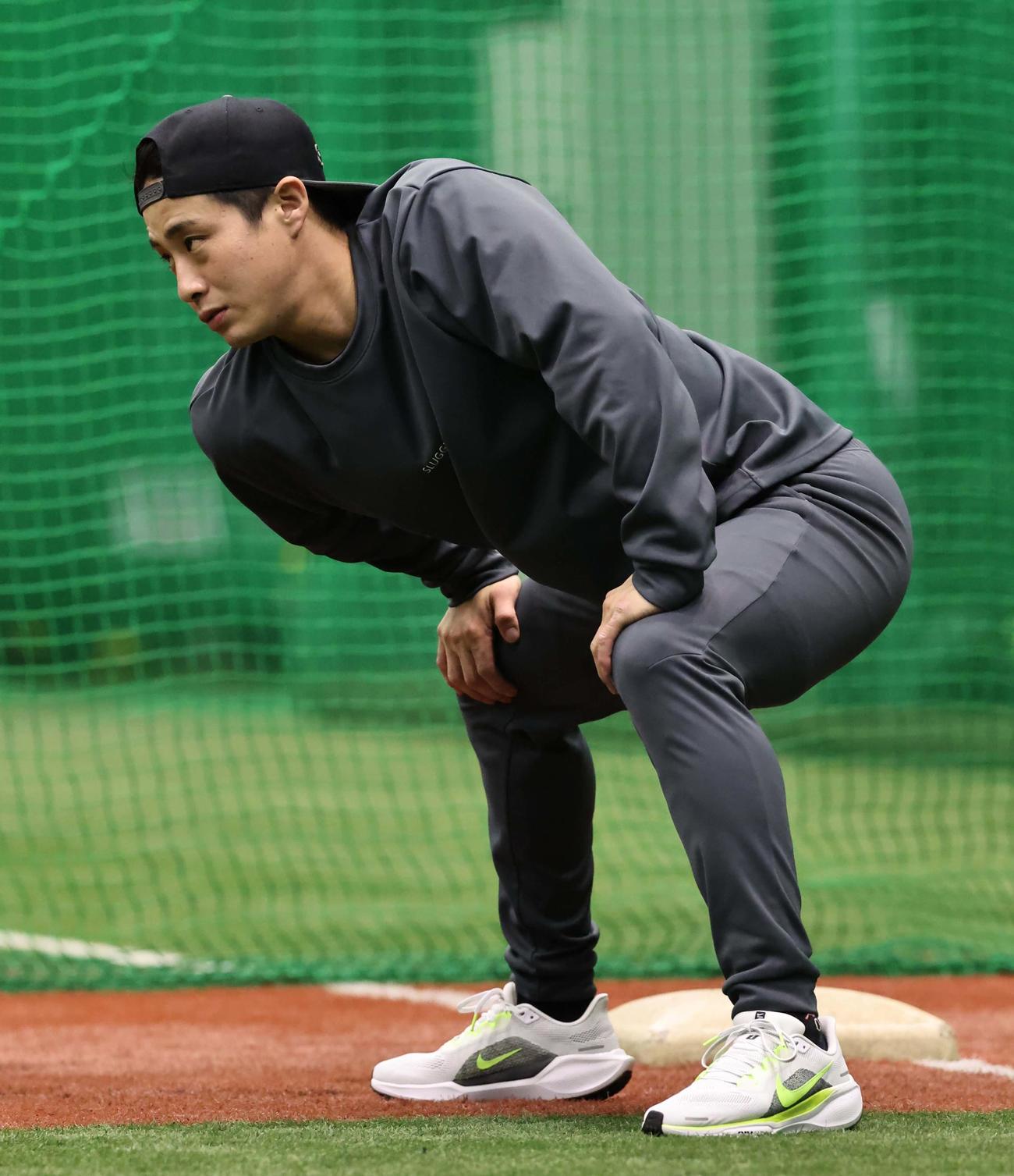 自主トレを公開した木浪はウオーミングアップをする（撮影・上田博志）