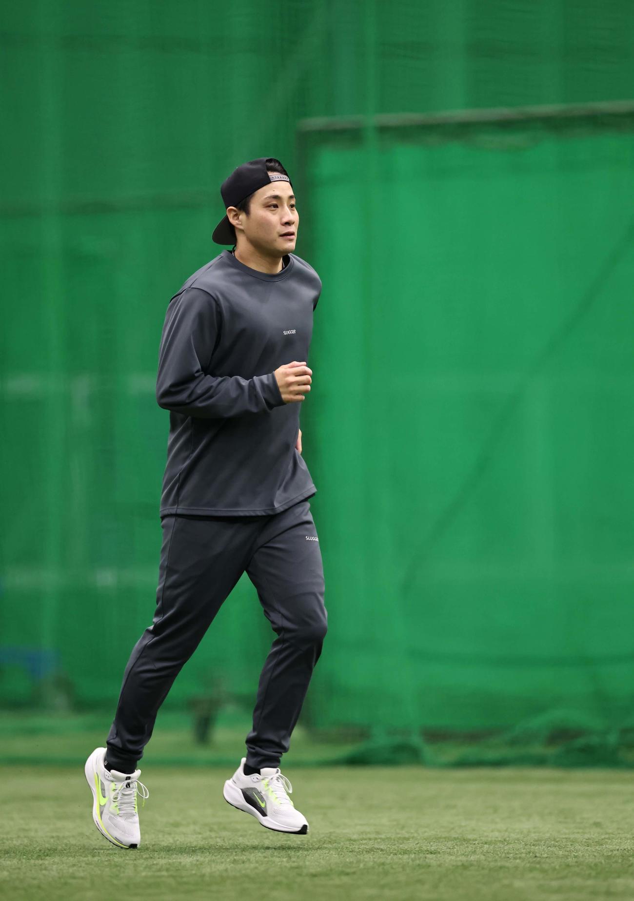 室内練習場でランニングをする木浪（撮影・上田博志）