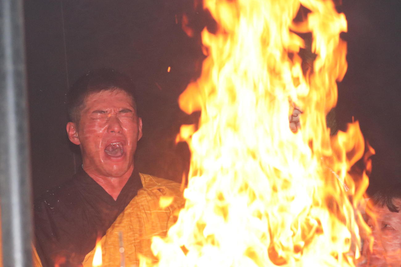 護摩行に臨み、炎の前で不動真言を唱える広島中村奨成（撮影・前原淳）