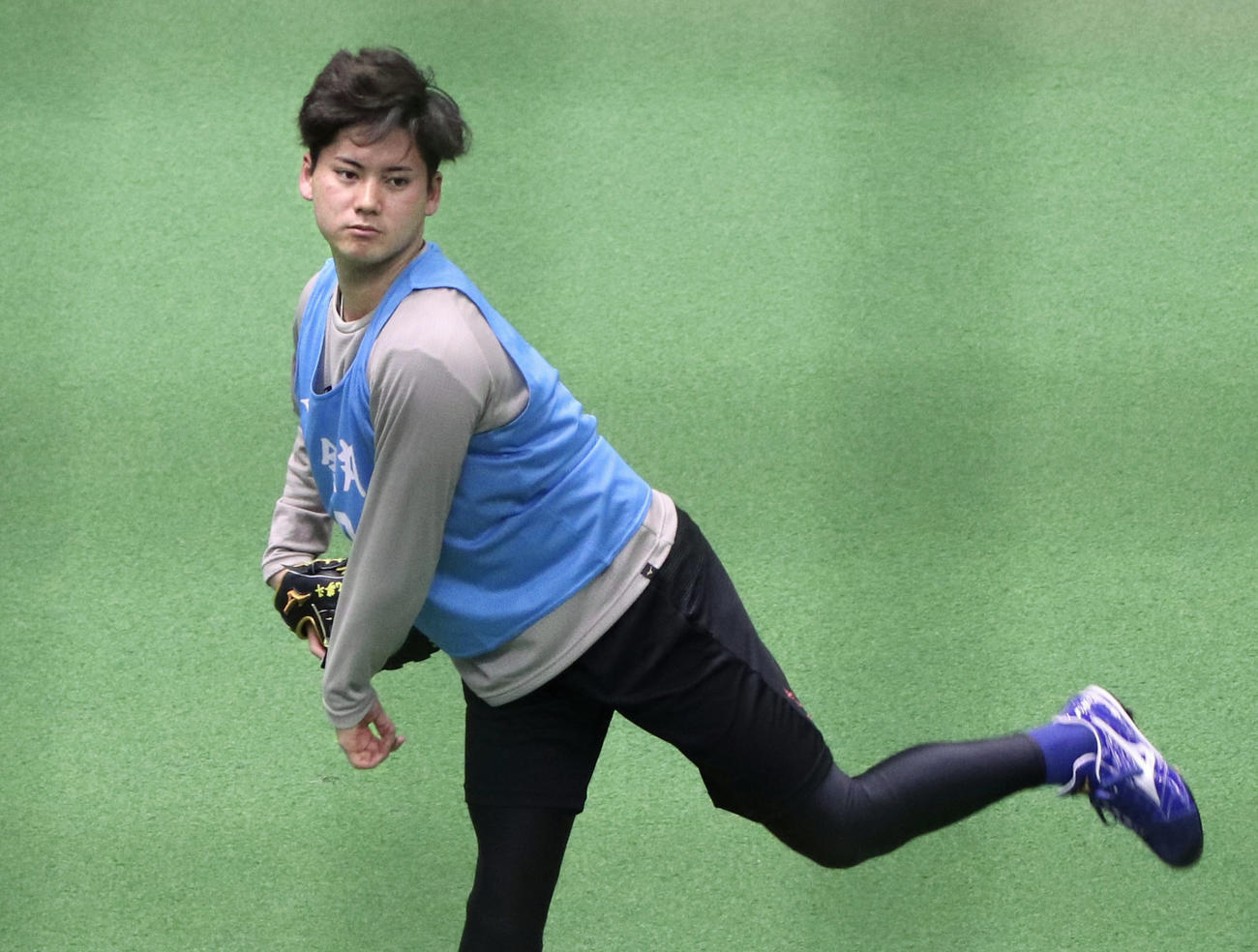 ナゴヤ球場の室内練習場でキャッチボールする中日ドラフト1位の金丸（共同）