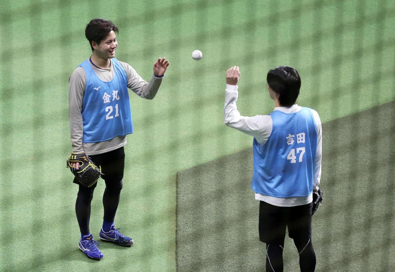 ナゴヤ球場の室内練習場で調整する中日ドラフト1位の金丸（左）と2位の吉田（共同）