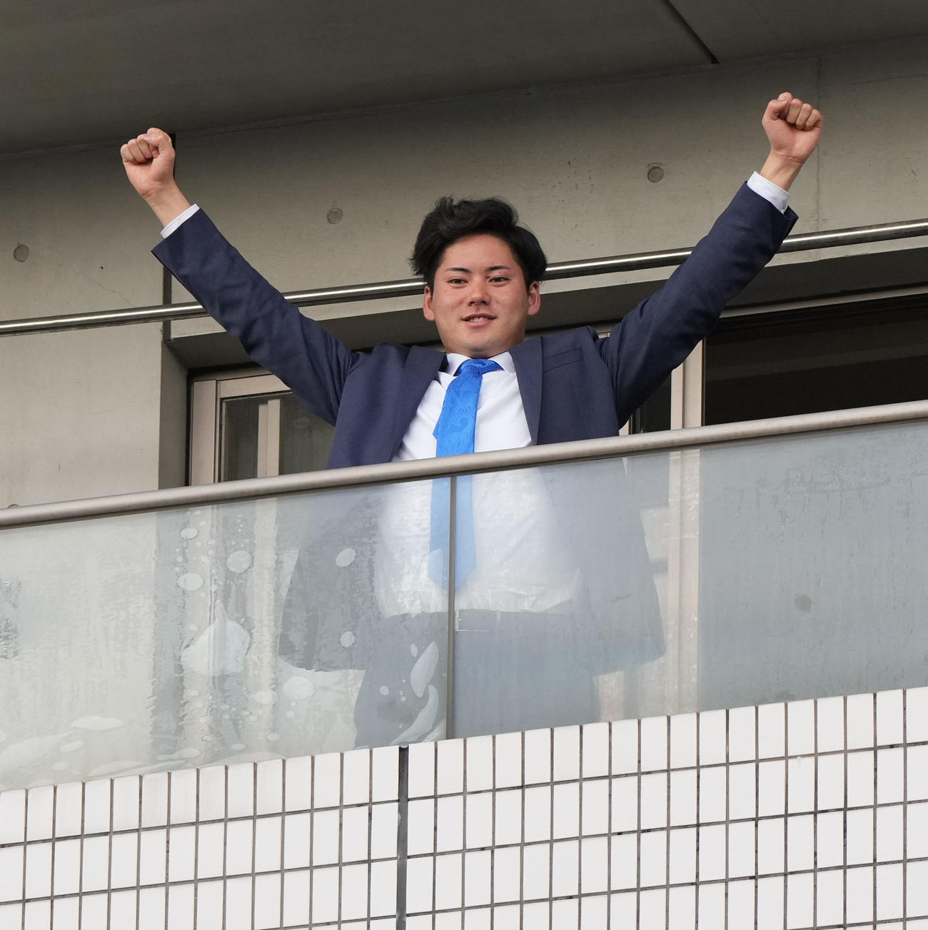 1月8日、入寮しテラスからポーズを決める中日金丸夢斗
