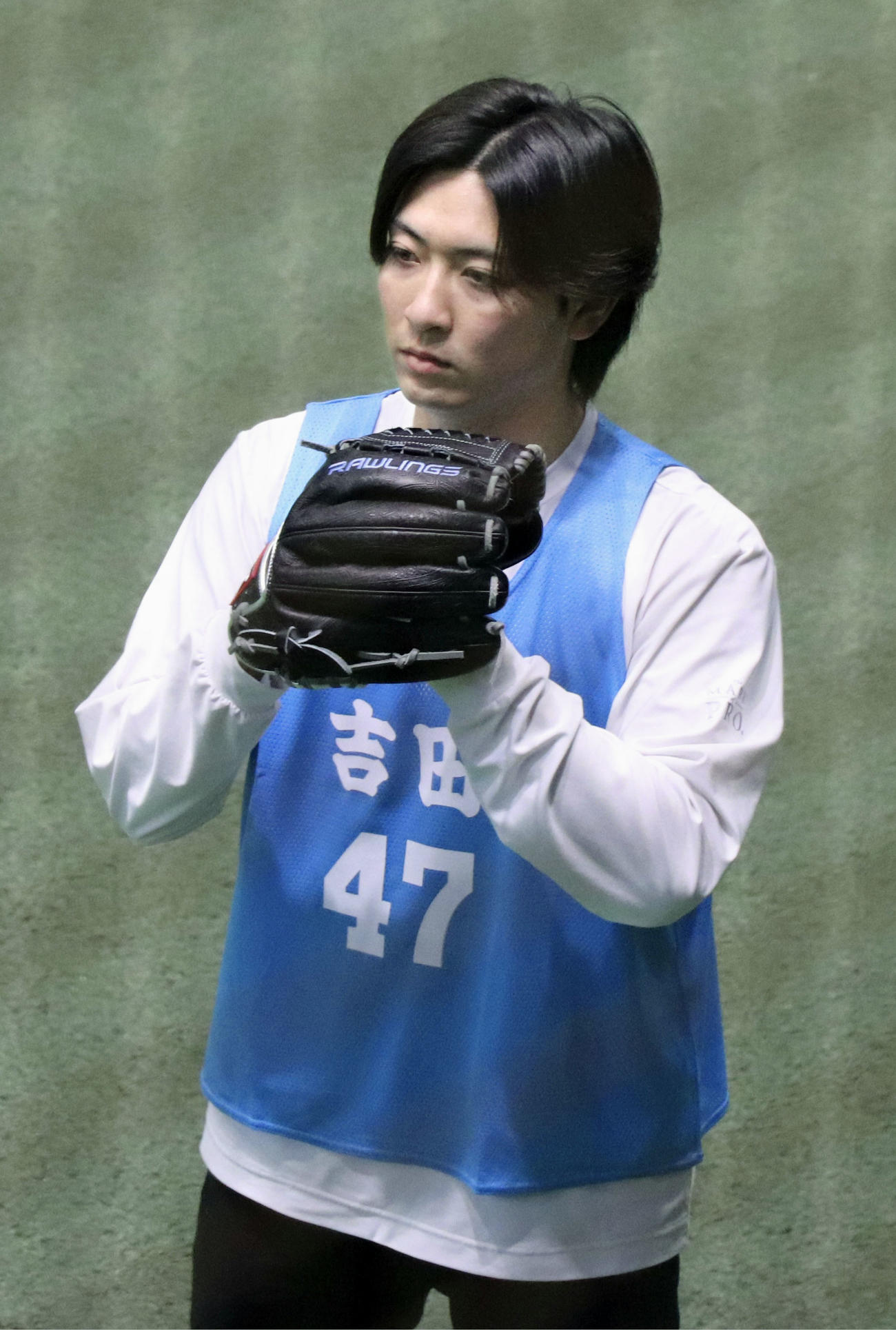 ナゴヤ球場の室内練習場で調整する中日ドラフト2位の吉田（共同）