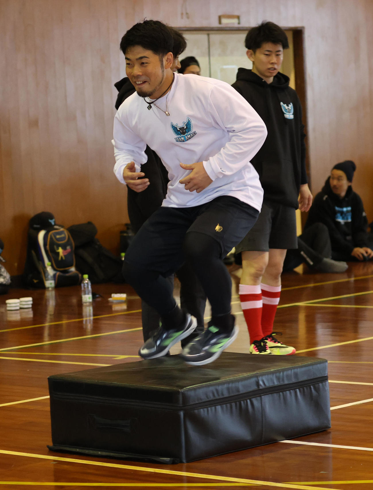自主トレ公開日、体幹トレーニングを行った近藤（撮影・梅根麻紀）