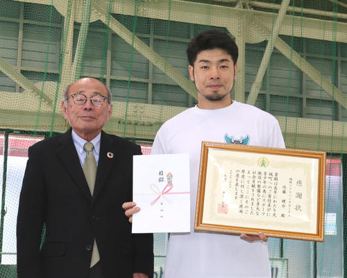 ソフトバンク】1500万円全額負担の近藤健介に感謝状、自主トレ徳之島の