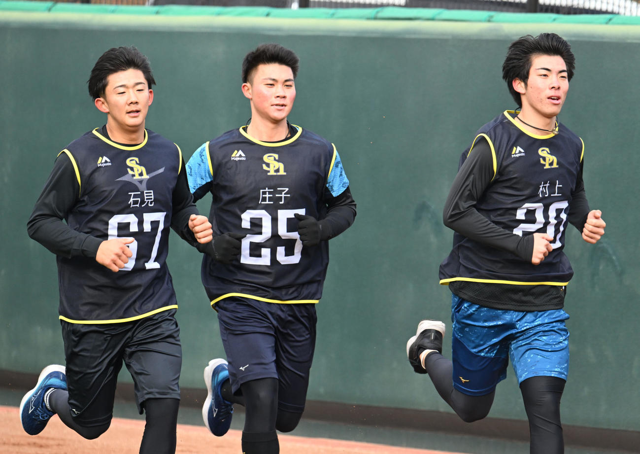 ランニングする、左から石見颯真、庄子雄大、村上泰斗（撮影・林敢治）