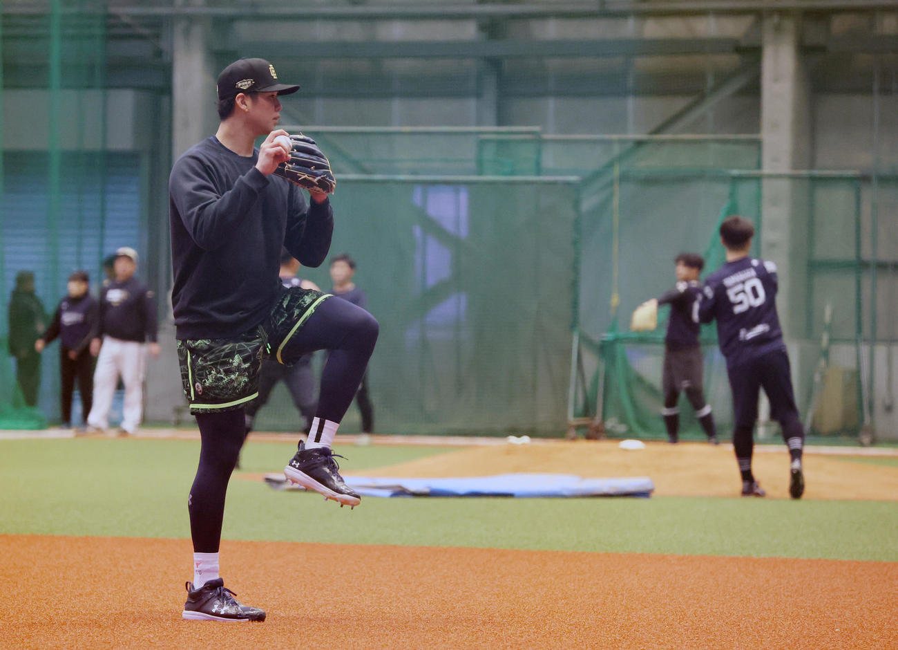 新人選手たちと同じ室内練習場でキャッチボールする山下（撮影・加藤哉）