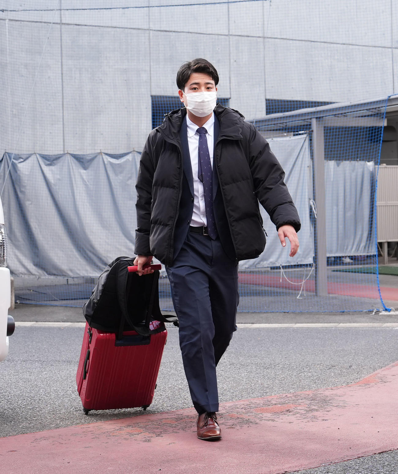 荷物を手に入寮する石伊雄太（2025年1月8日撮影）