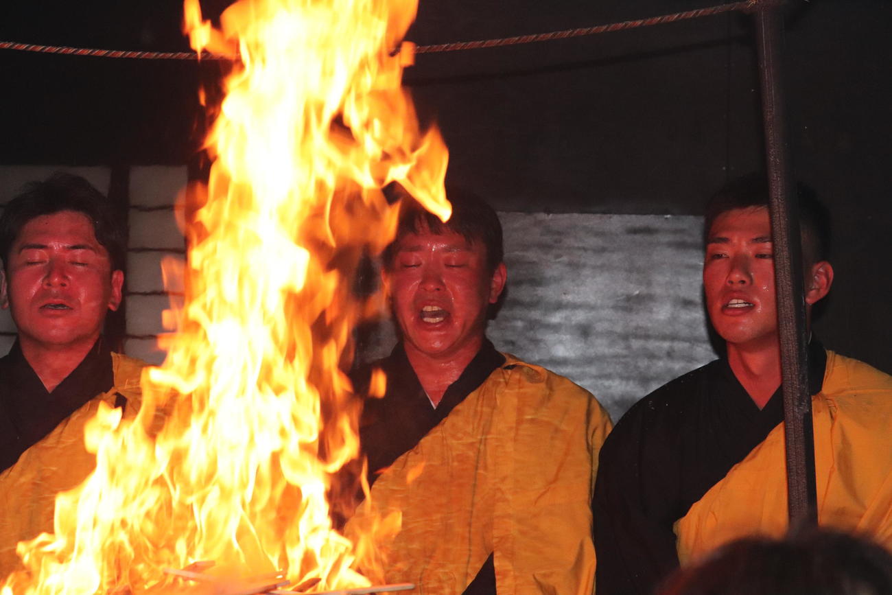 護護摩行をする、左から広島会沢翼、堂林翔太、中村奨成