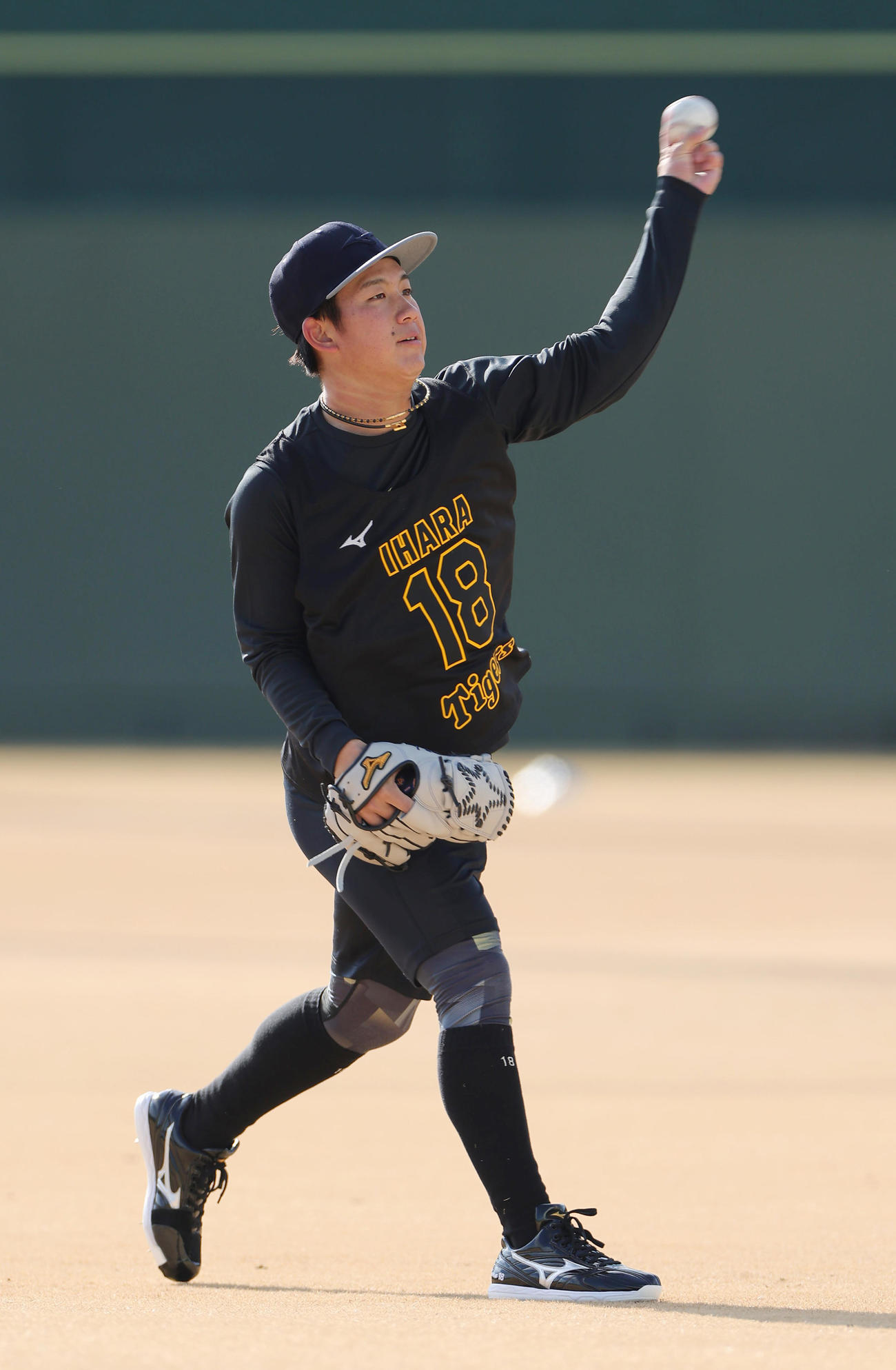 新人合同自主トレでキャッチボールする阪神伊原（撮影・前田充）