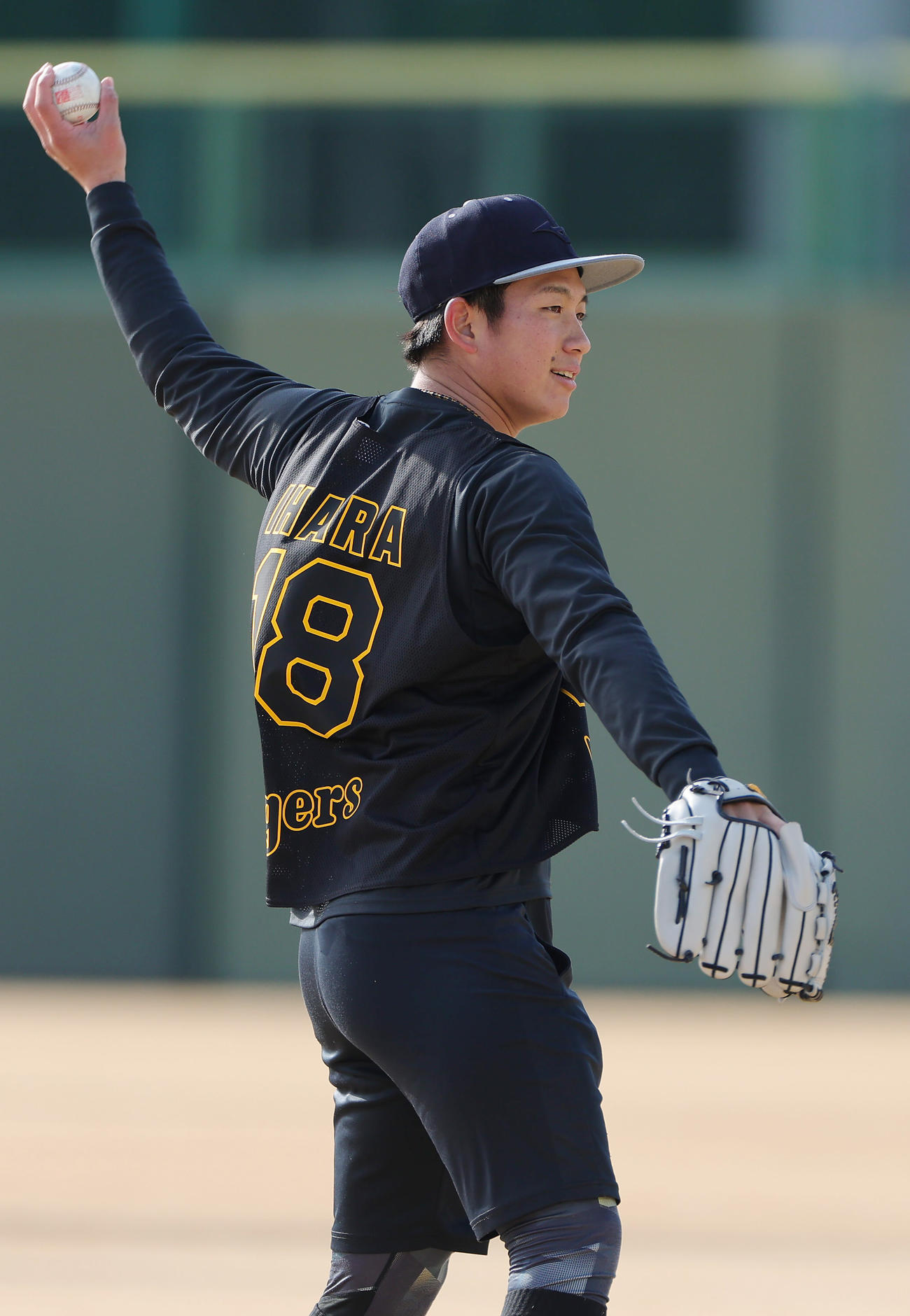 新人合同自主トレでキャッチボールする阪神伊原（撮影・前田充）