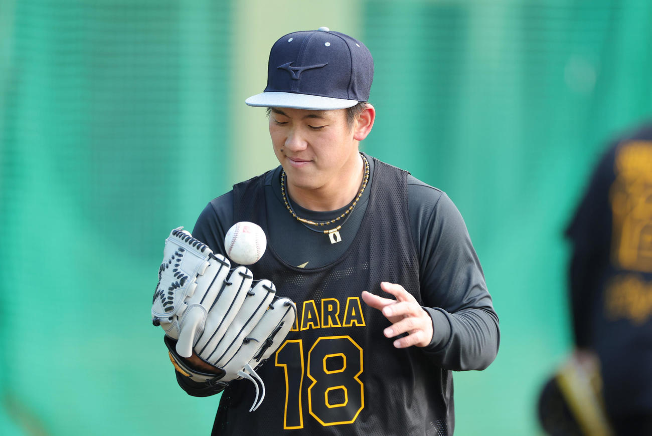 新人合同自主トレに臨む阪神伊原（撮影・前田充）
