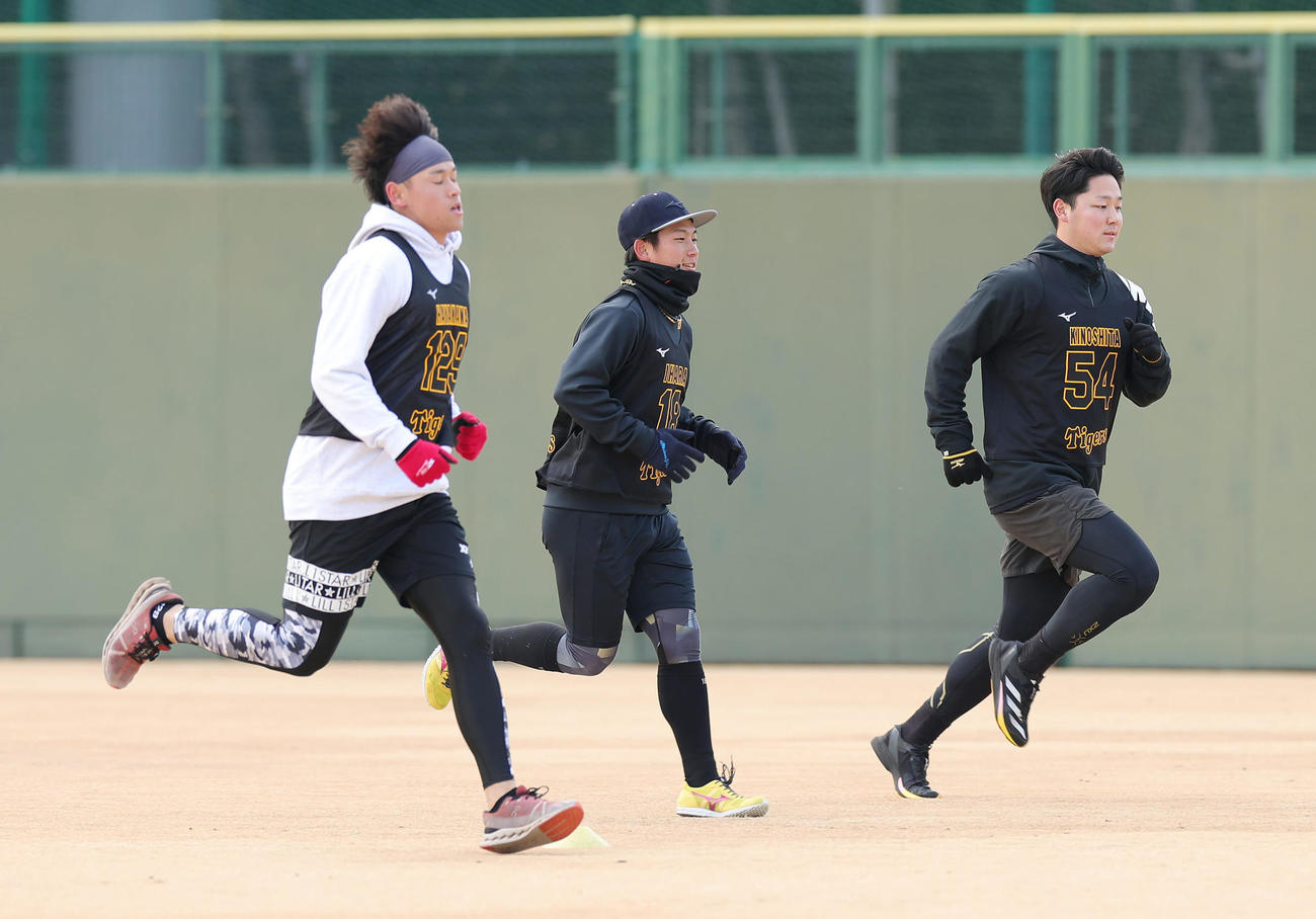 新人合同自主トレに臨む、左から阪神早川、伊原、木下（撮影・前田充）