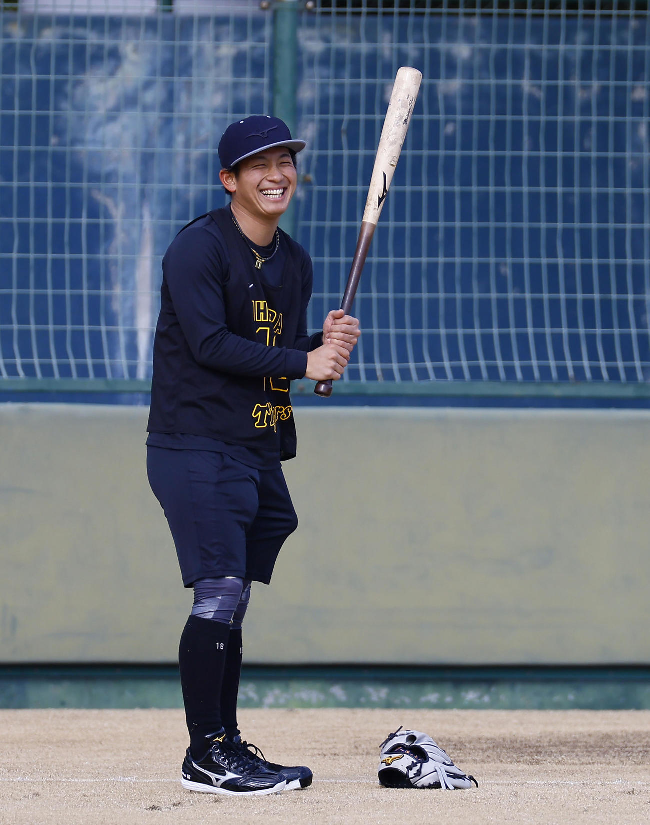 新人合同自主トレでトス打撃で笑顔を見せる阪神伊原（撮影・藤尾明華）