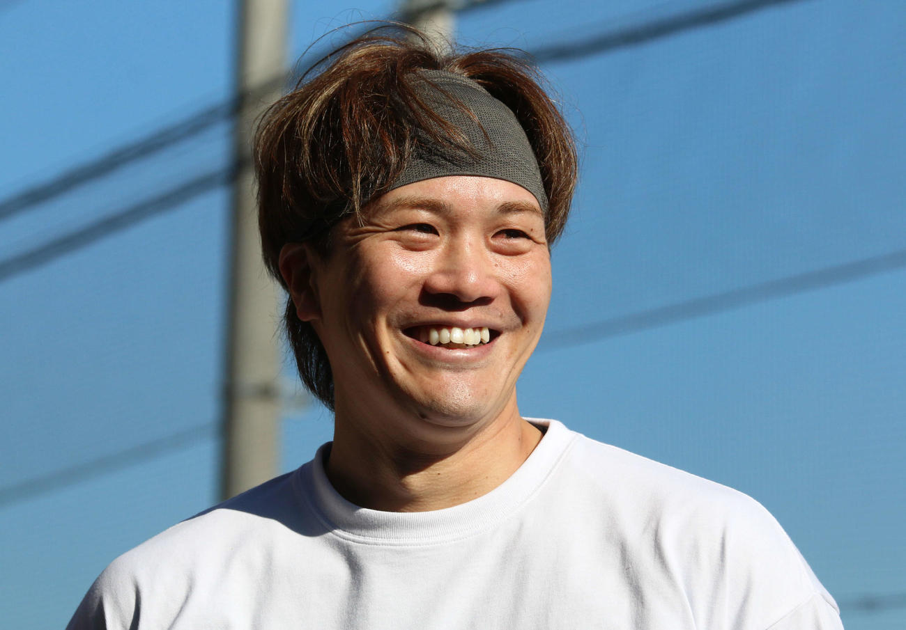 2軍本拠地の千葉・鎌ケ谷で自主トレを公開した日本ハム伏見（撮影・木下大輔）