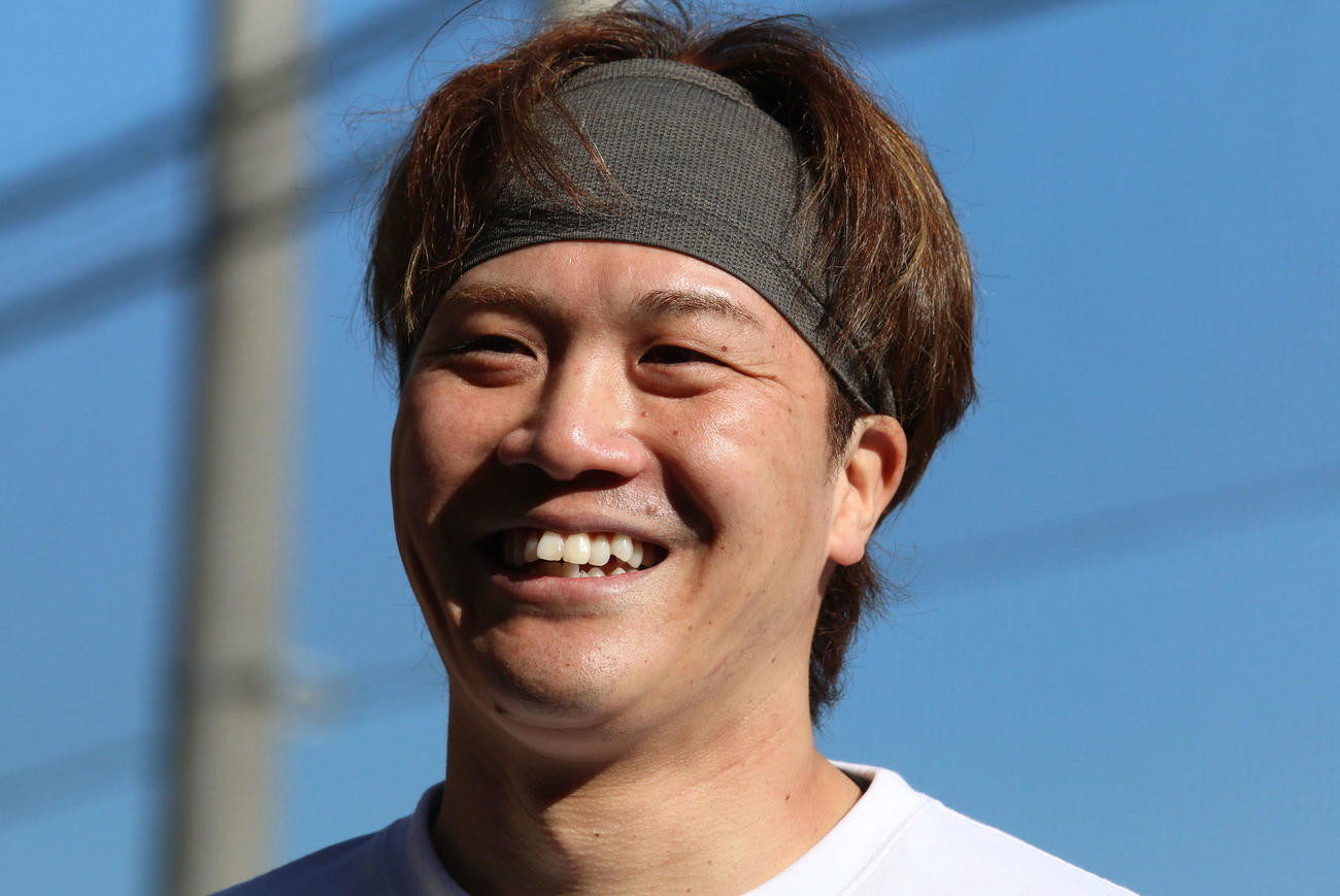 2軍本拠地の千葉・鎌ケ谷で自主トレを公開した日本ハム伏見（撮影・木下大輔）