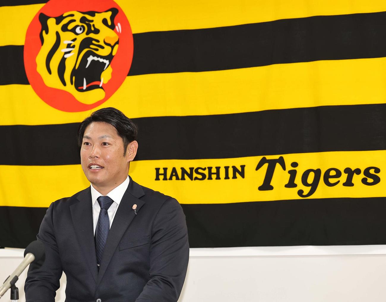 阪神残留を決めた原口は会見をする（2024年12月撮影）