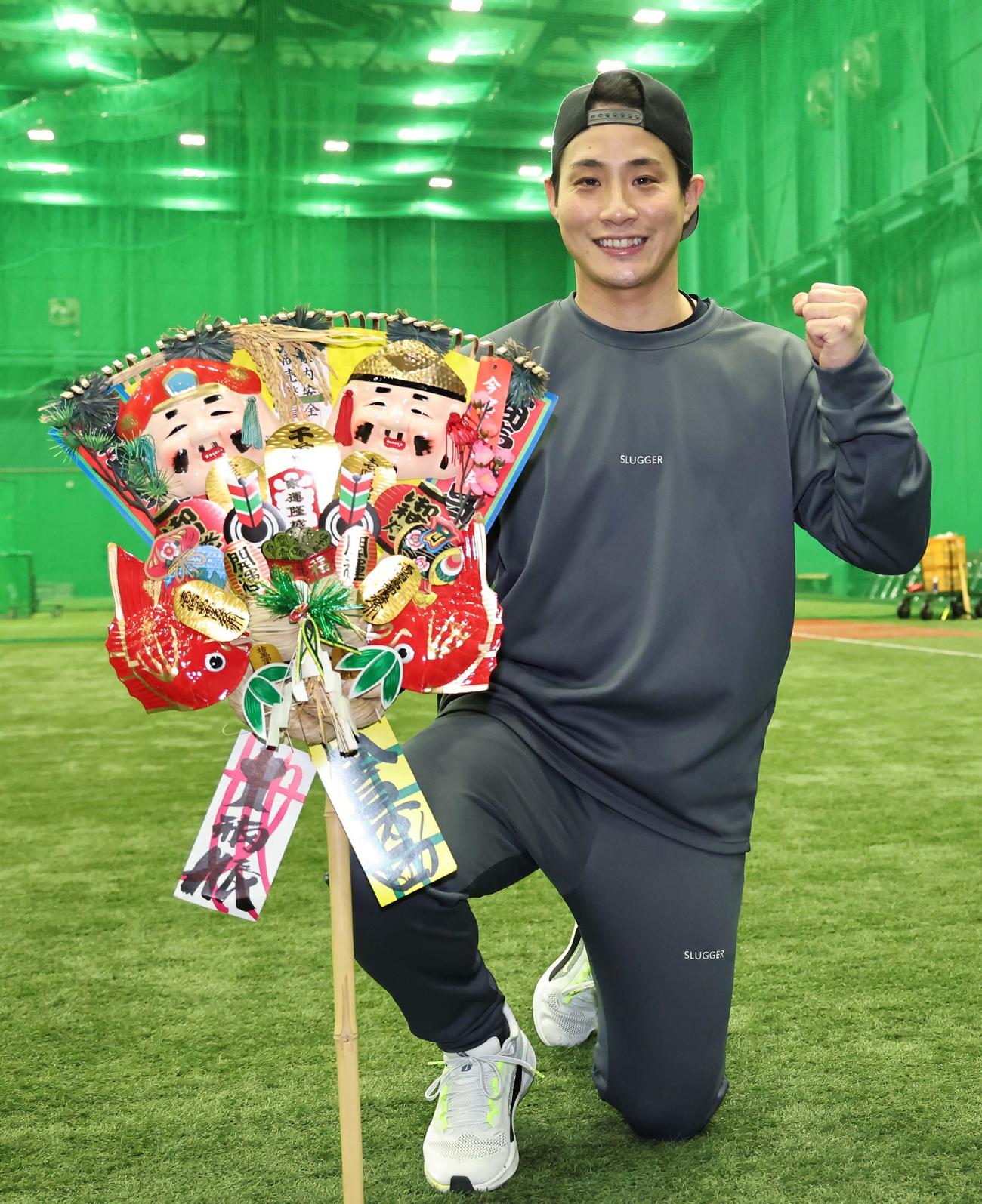 福を呼ぶ熊手を手に笑顔を見せる木浪（撮影・上田博志）
