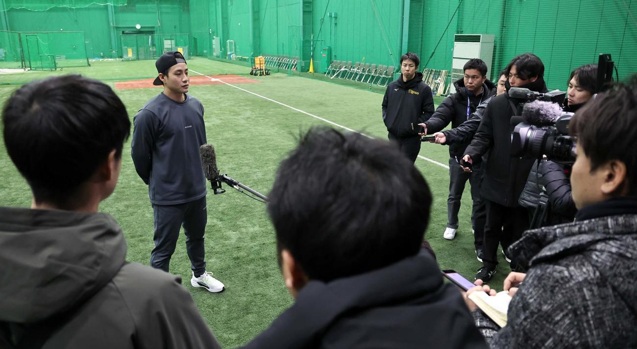 自主トレ公開を終えた木浪は取材を受ける（撮影・上田博志）