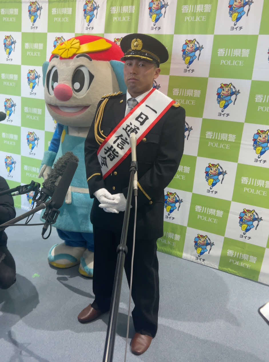 香川県警の「一日通信指令長」を務める巨人浅野翔吾。後ろは香川県警マスコットの「ヨイチ」（撮影・平山連）