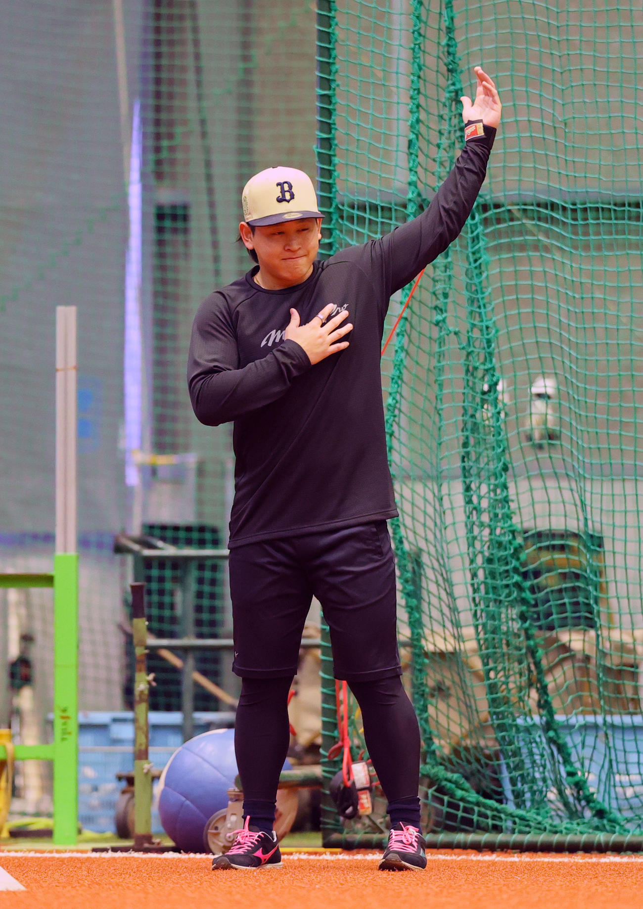 自主トレを公開するオリックス宮城（撮影・上山淳一）