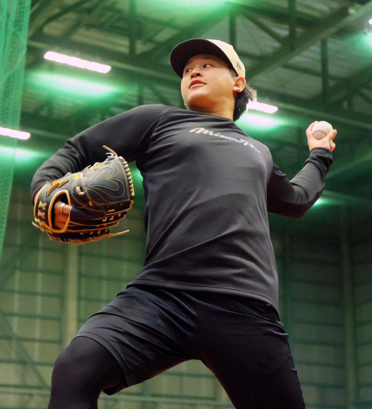 オリックス宮城は自主トレを公開しキャッチボールする（撮影・上山淳一）
