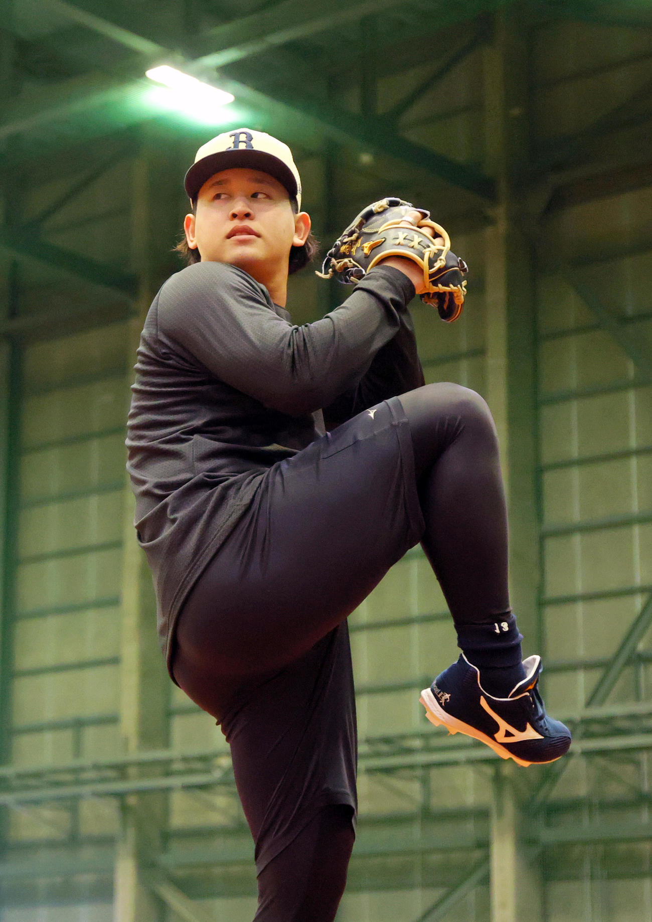 オリックス宮城は自主トレを公開しキャッチボールする（撮影・上山淳一）