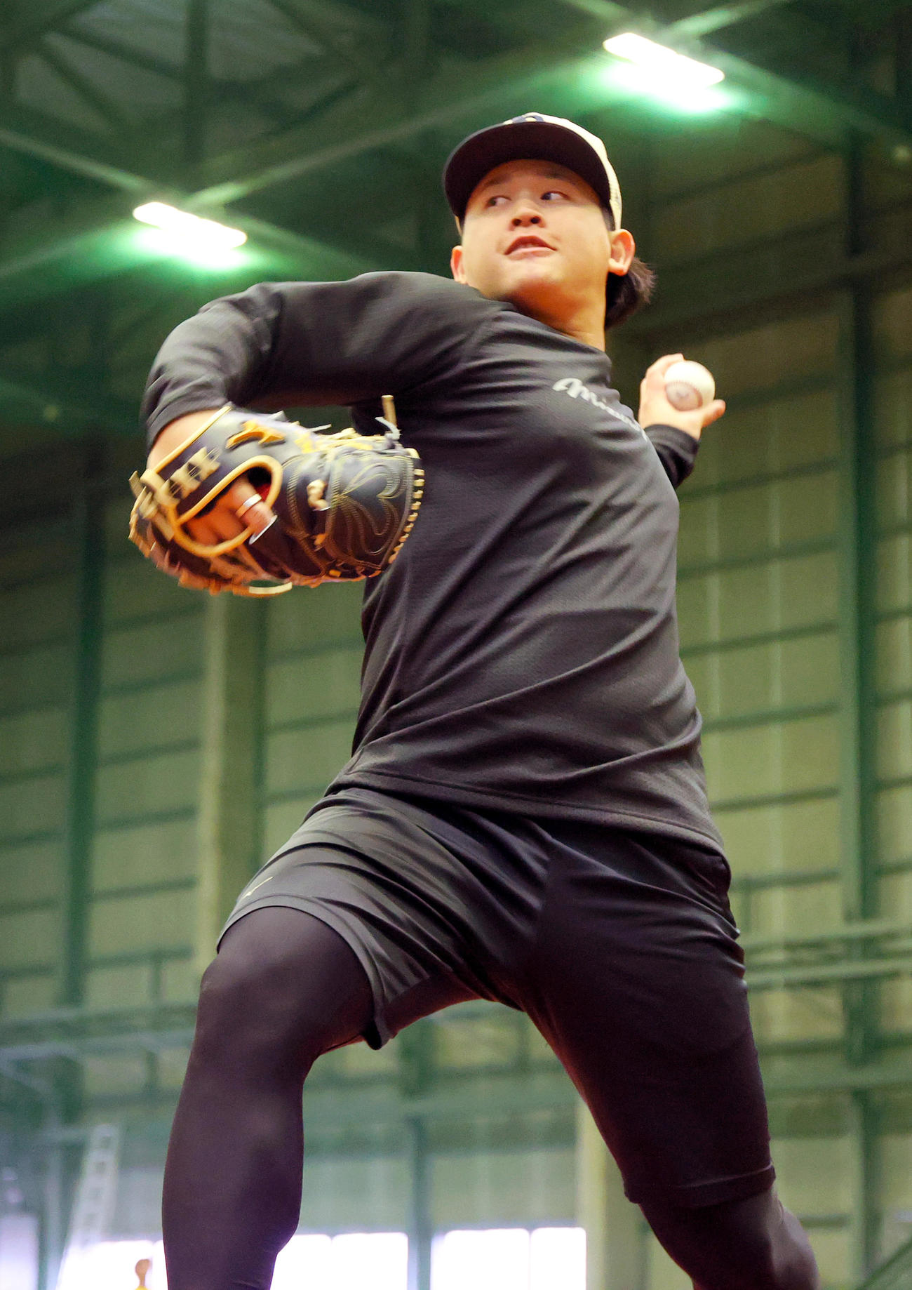 オリックス宮城は自主トレを公開しキャッチボールする（撮影・上山淳一）