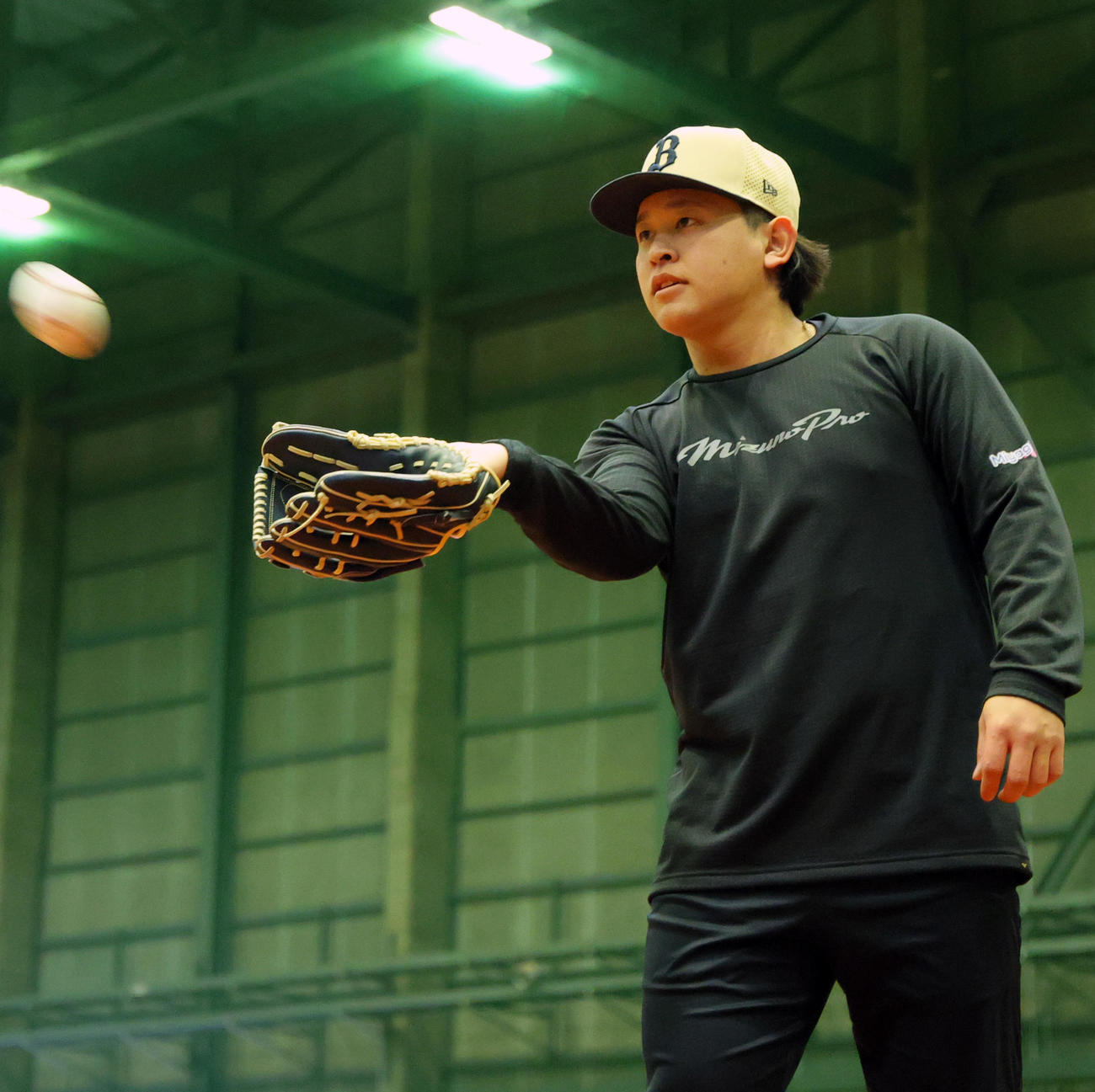 オリックス宮城は自主トレを公開しキャッチボールする（撮影・上山淳一）