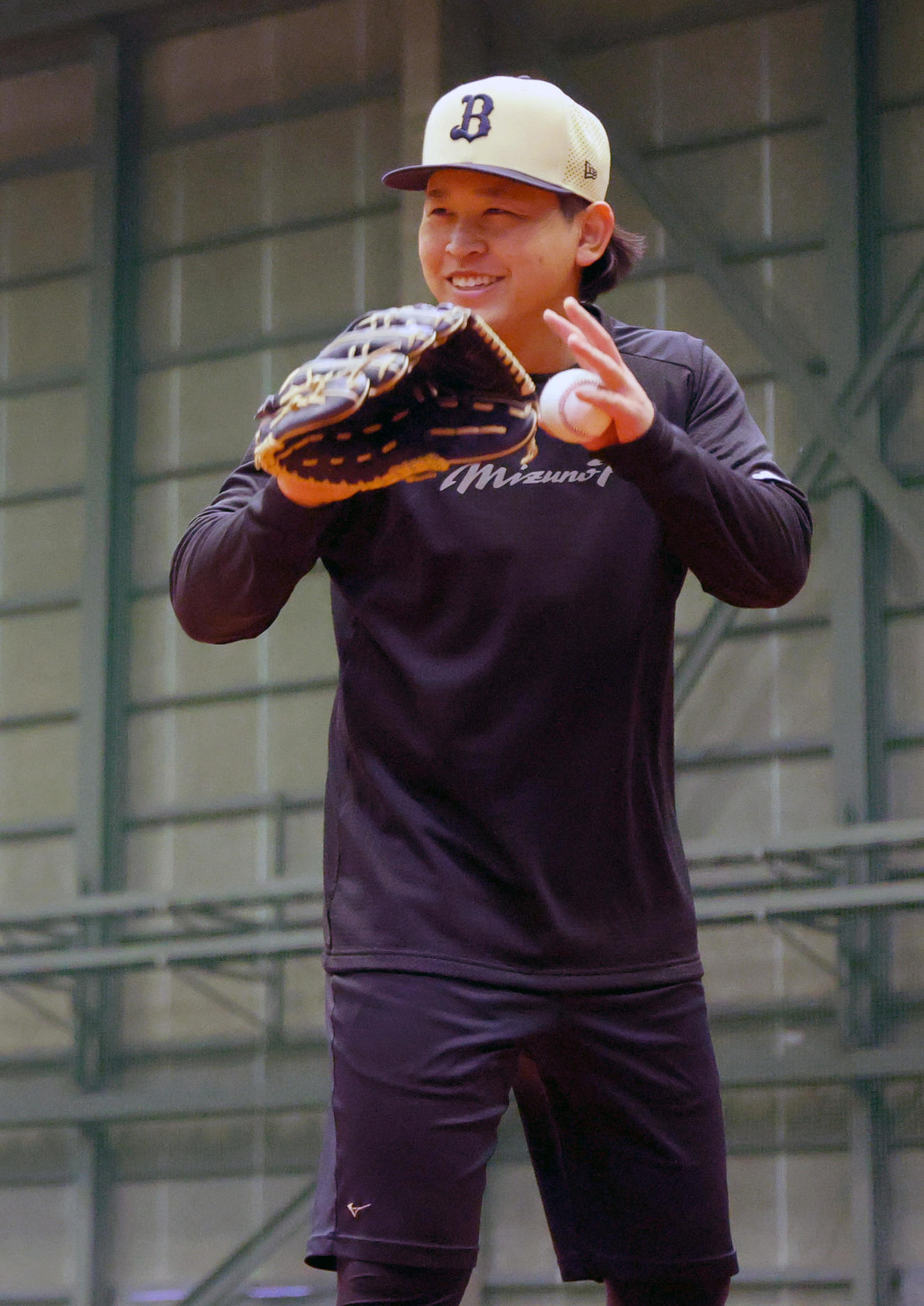 オリックス宮城は自主トレを公開しキャッチボールする（撮影・上山淳一）