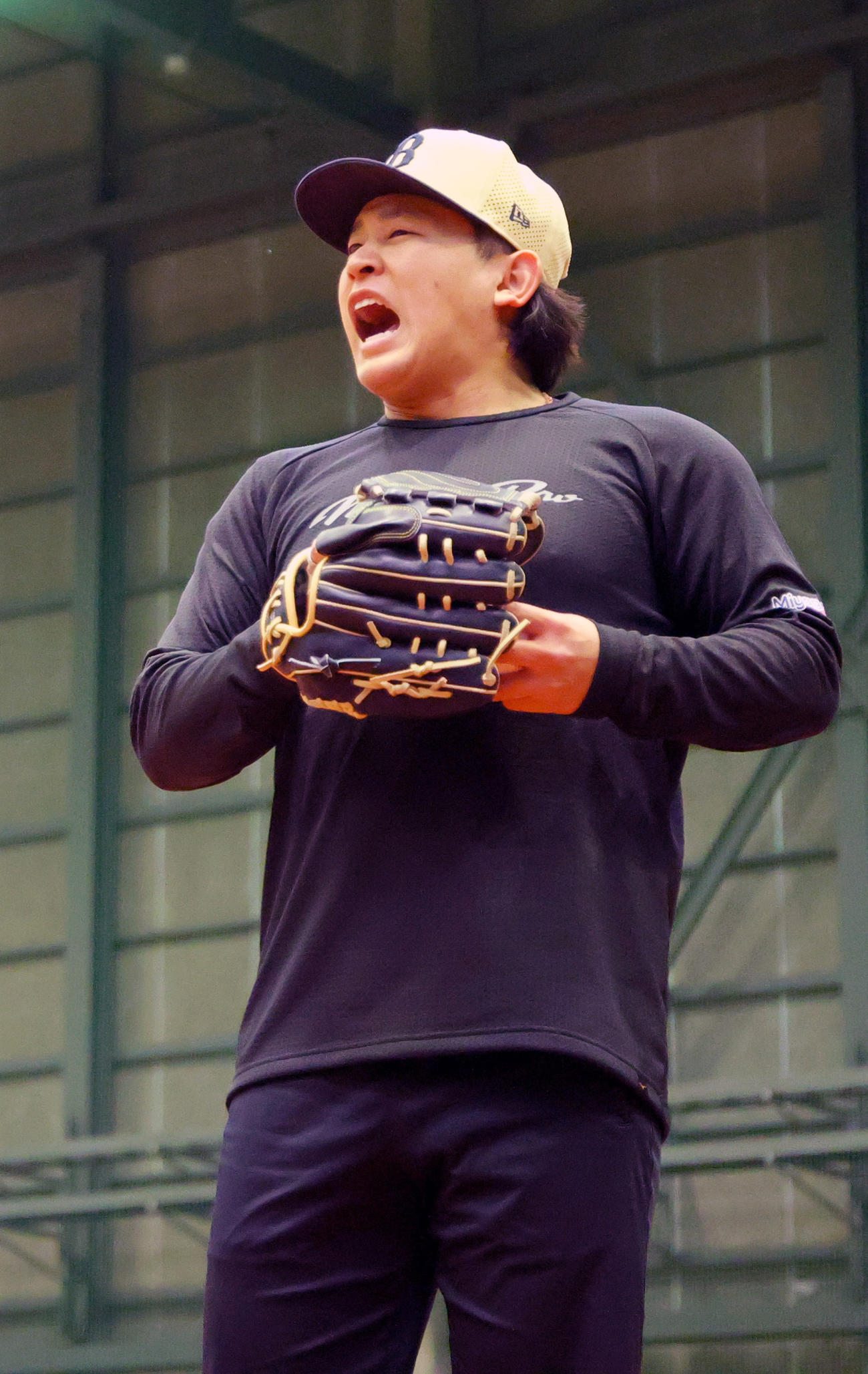 オリックス宮城は自主トレを公開しキャッチボールする（撮影・上山淳一）