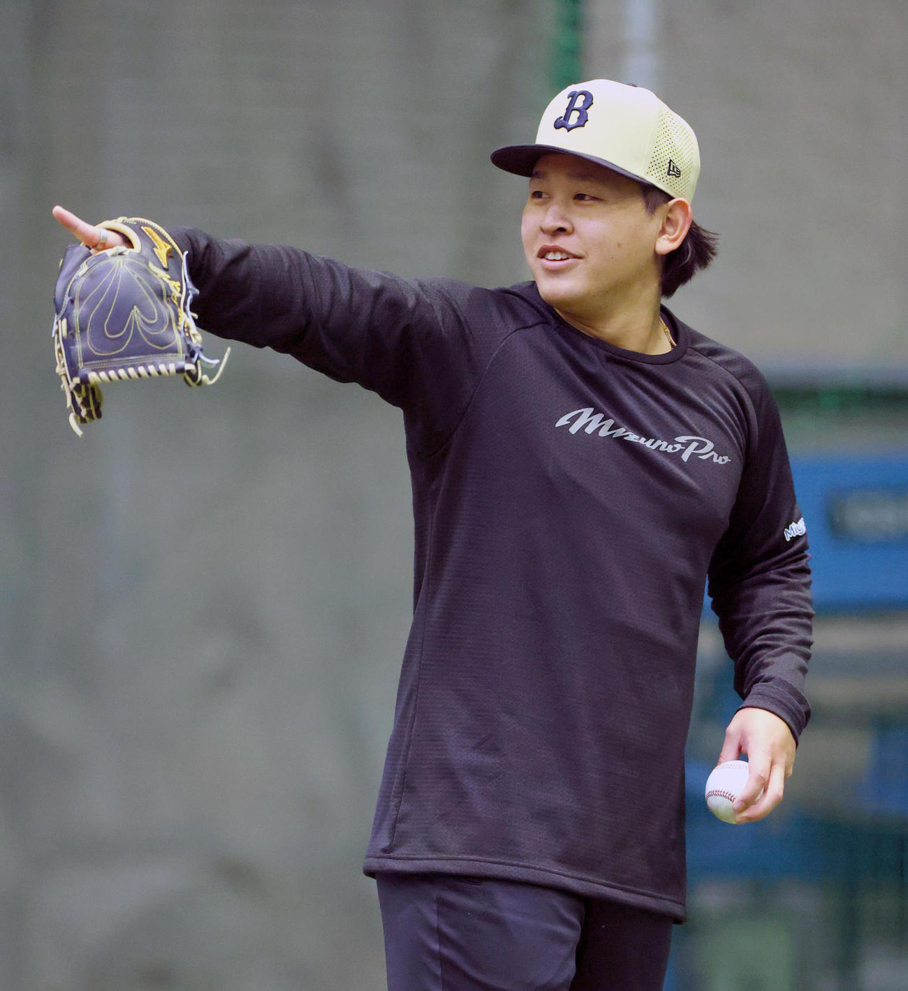 オリックス宮城は自主トレを公開しキャッチボールする（撮影・上山淳一）