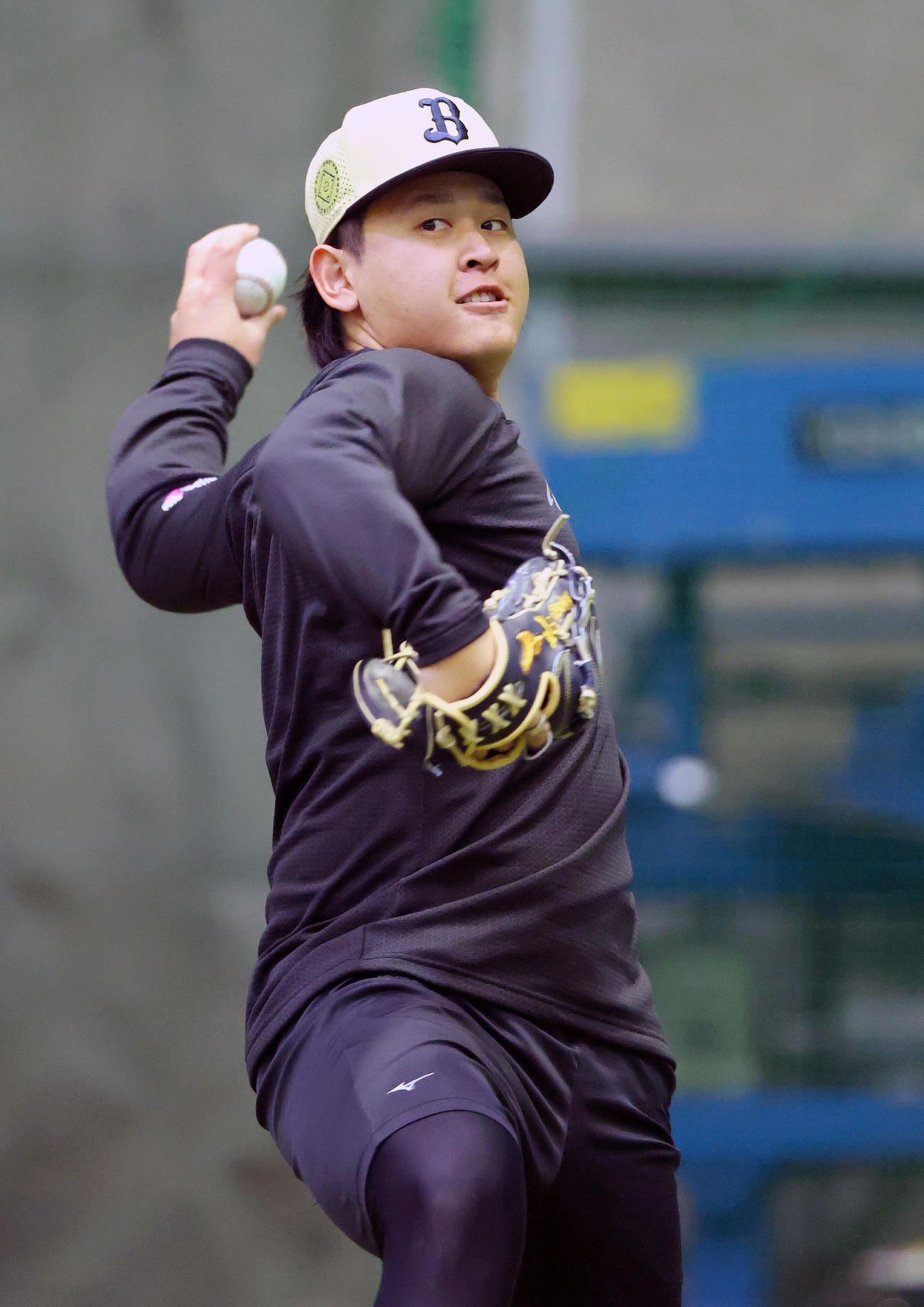 オリックス宮城は自主トレを公開しキャッチボールする（撮影・上山淳一）