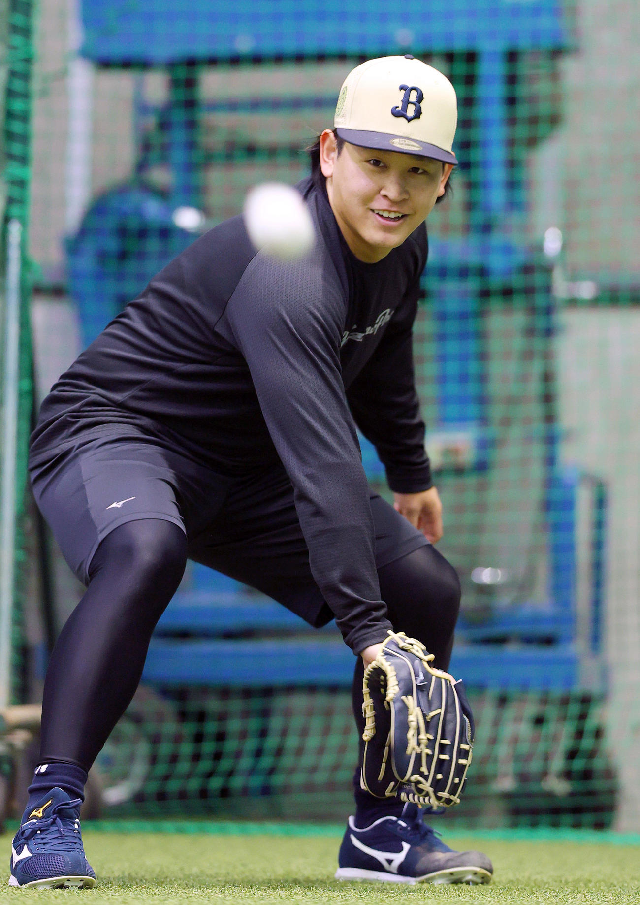 オリックス宮城は自主トレを公開しキャッチボールする（撮影・上山淳一）