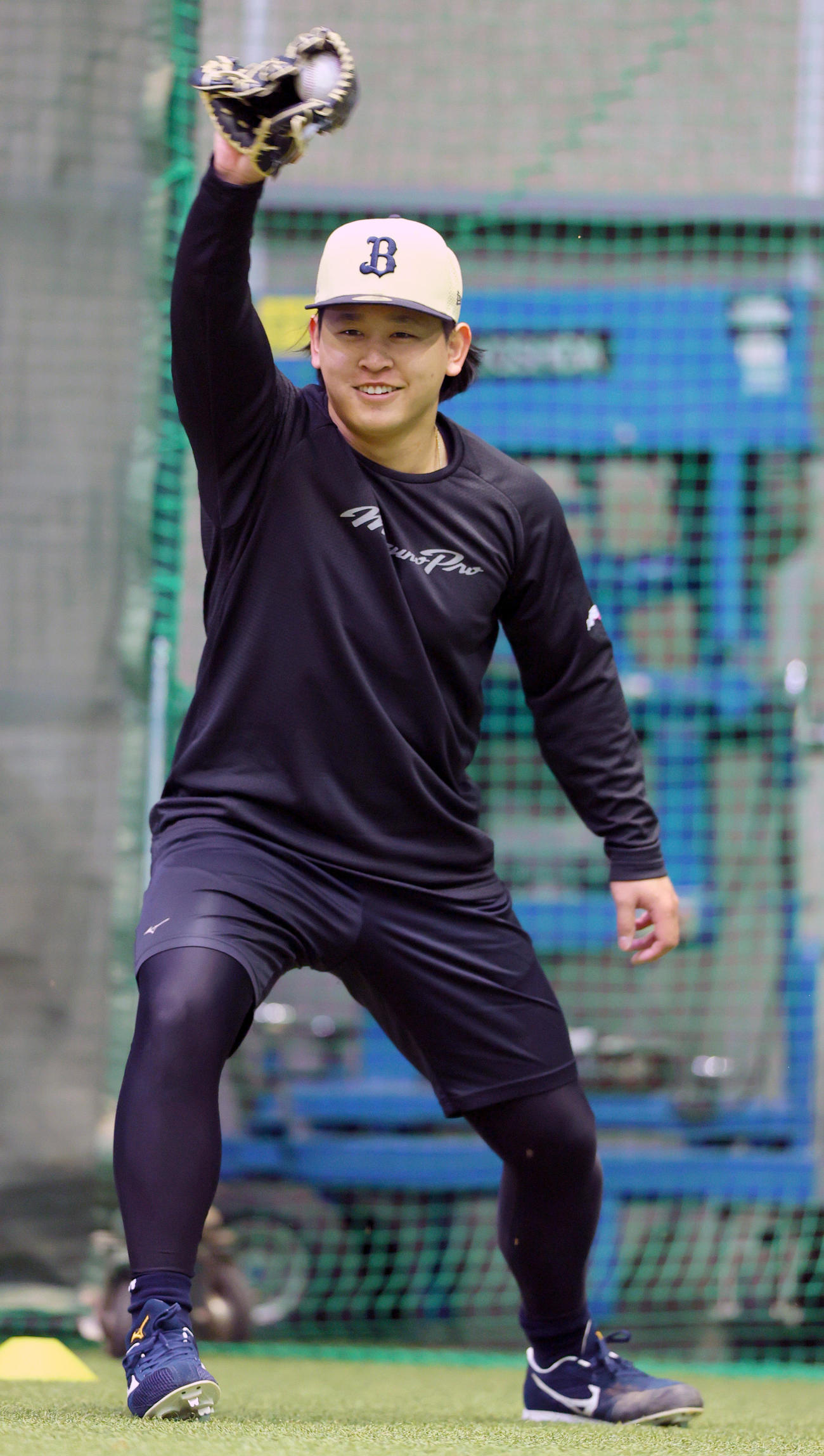 オリックス宮城は自主トレを公開しキャッチボールする（撮影・上山淳一）