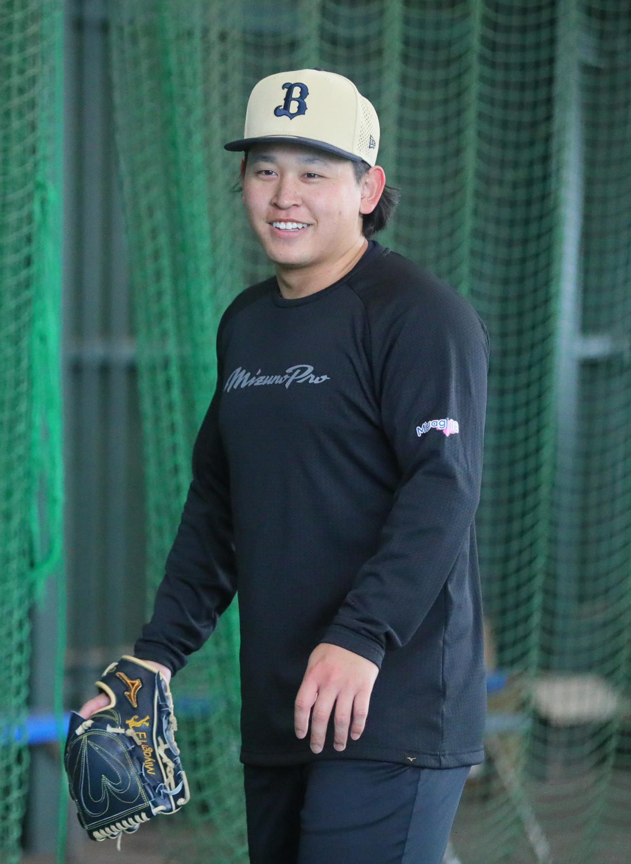 オリックス宮城はブルペンで笑顔を見せる（撮影・上山淳一）