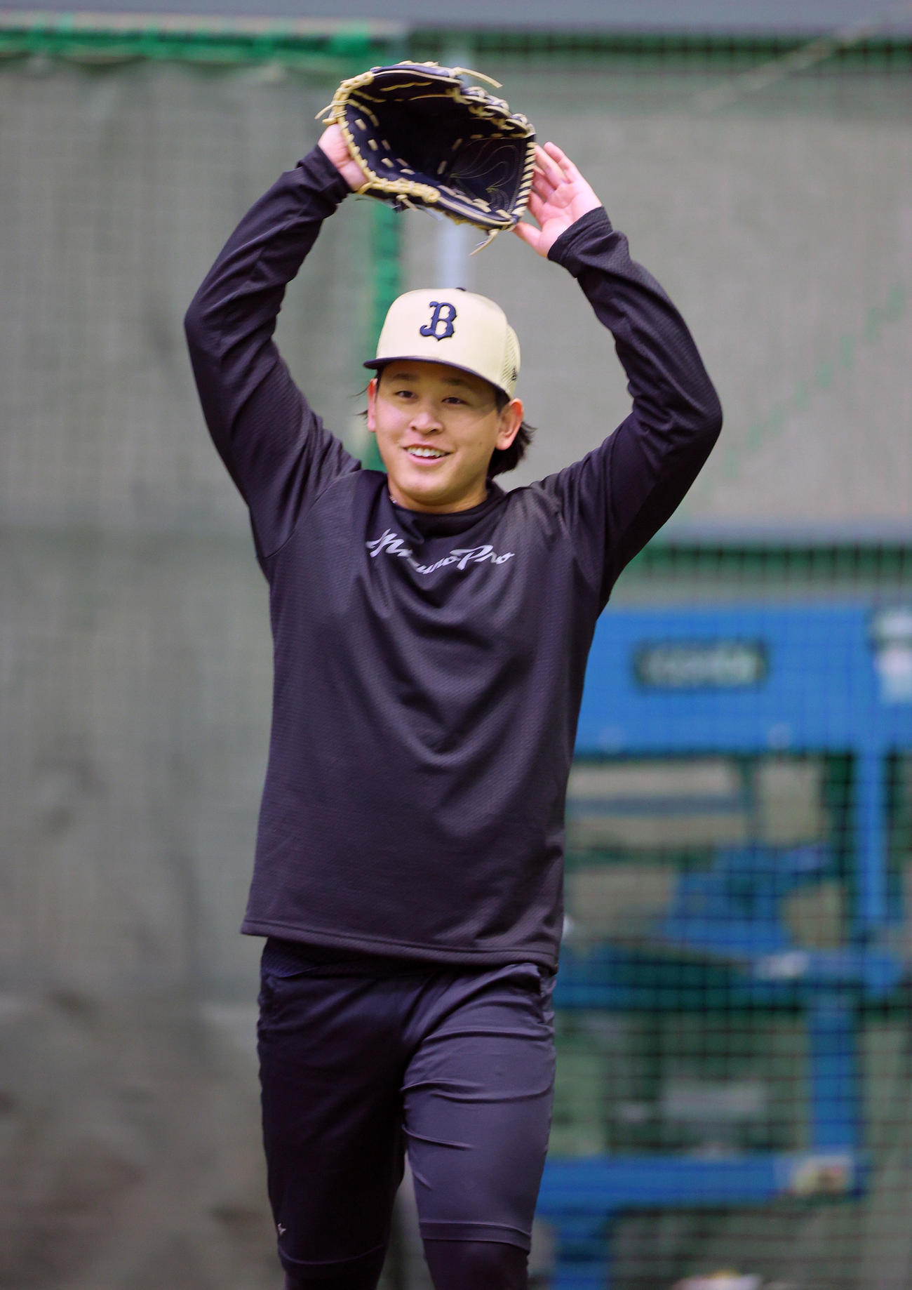 オリックス宮城は自主トレを公開し笑顔を見せる（撮影・上山淳一）