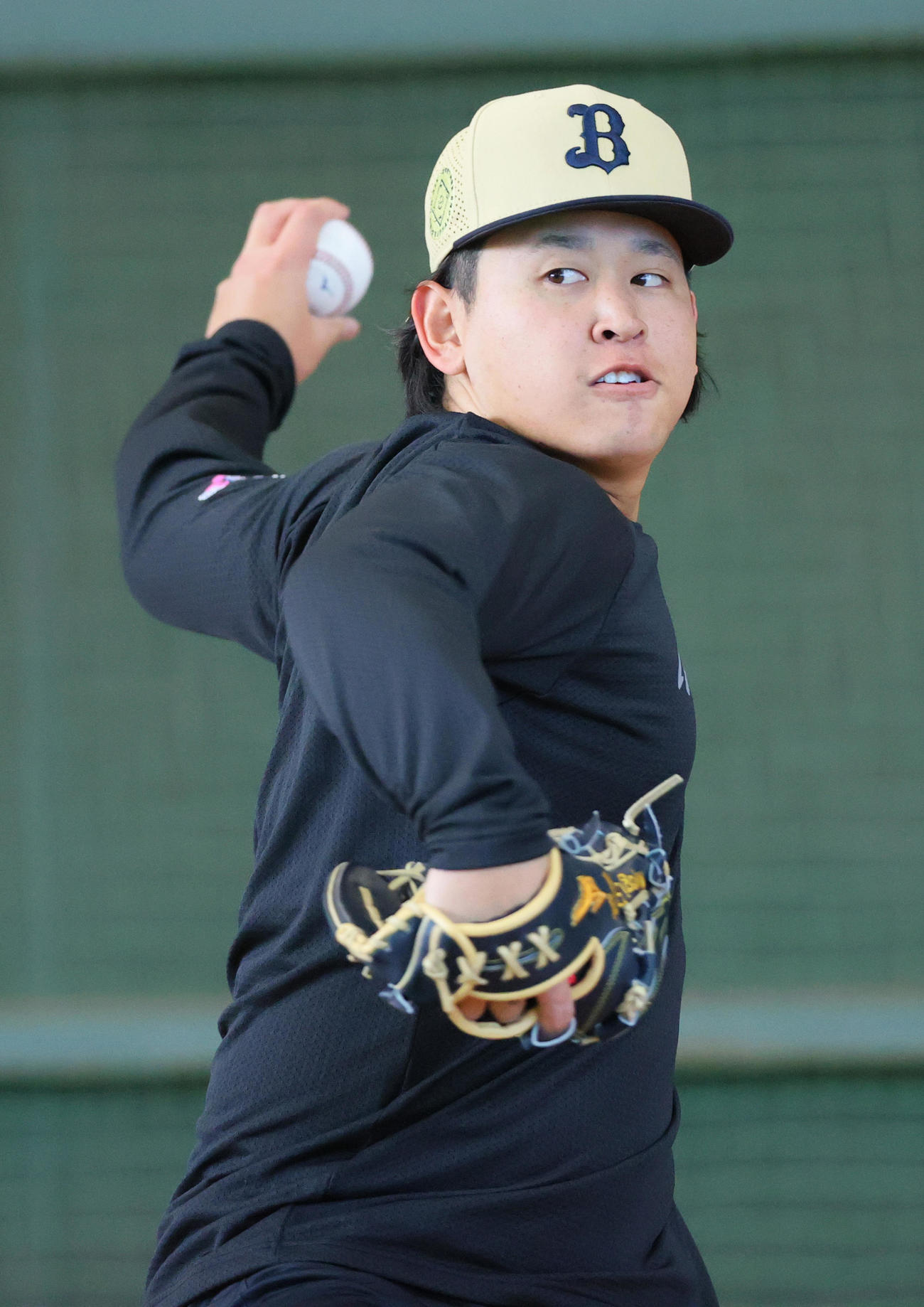 オリックス宮城はブルペンで投球する（撮影・上山淳一）