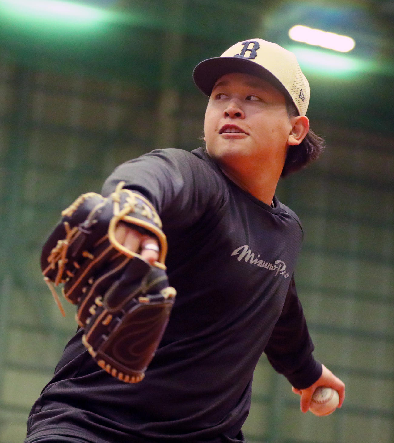 オリックス宮城は自主トレを公開しキャッチボールする（撮影・上山淳一）