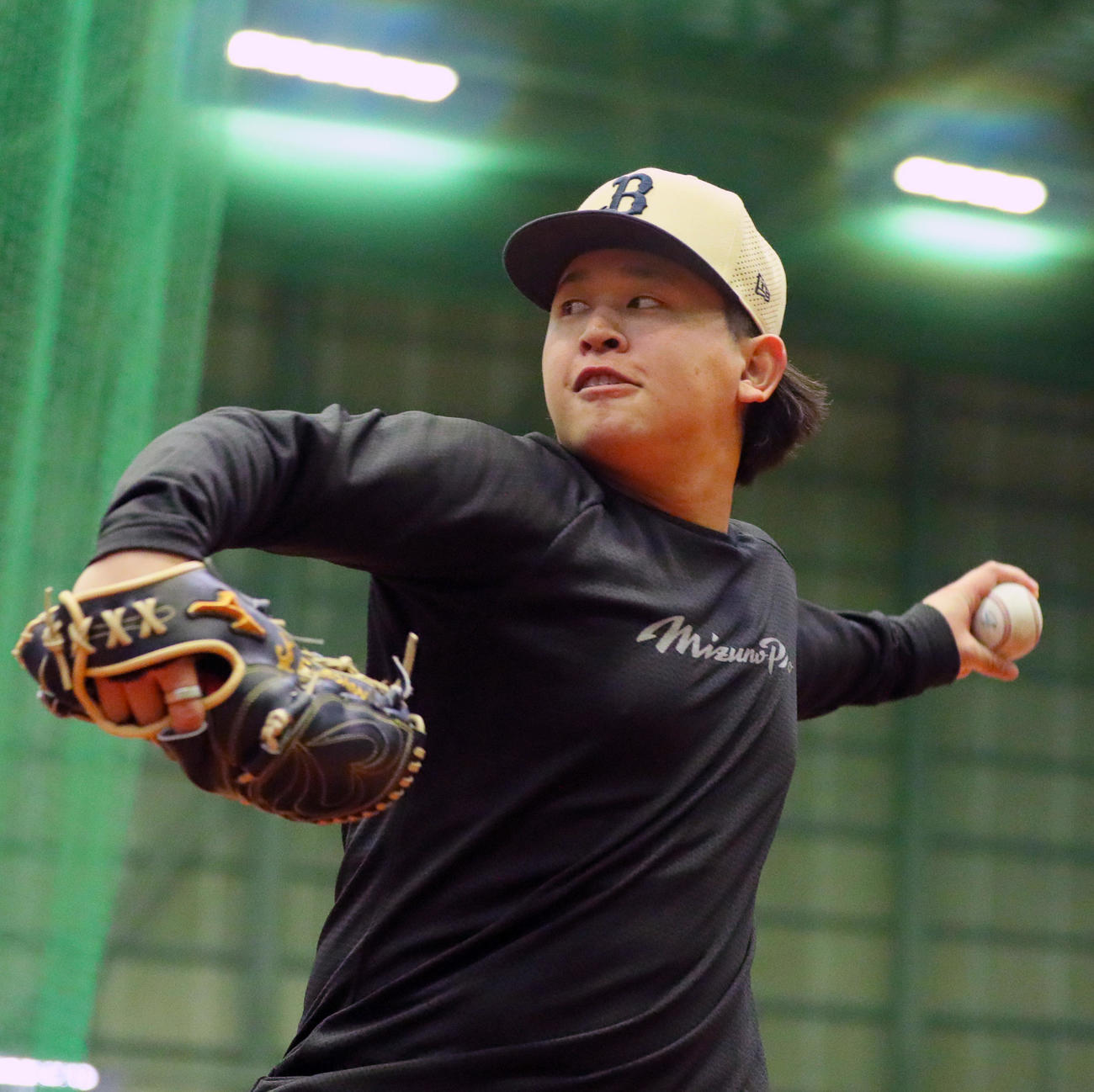 オリックス宮城は自主トレを公開しキャッチボールする（撮影・上山淳一）