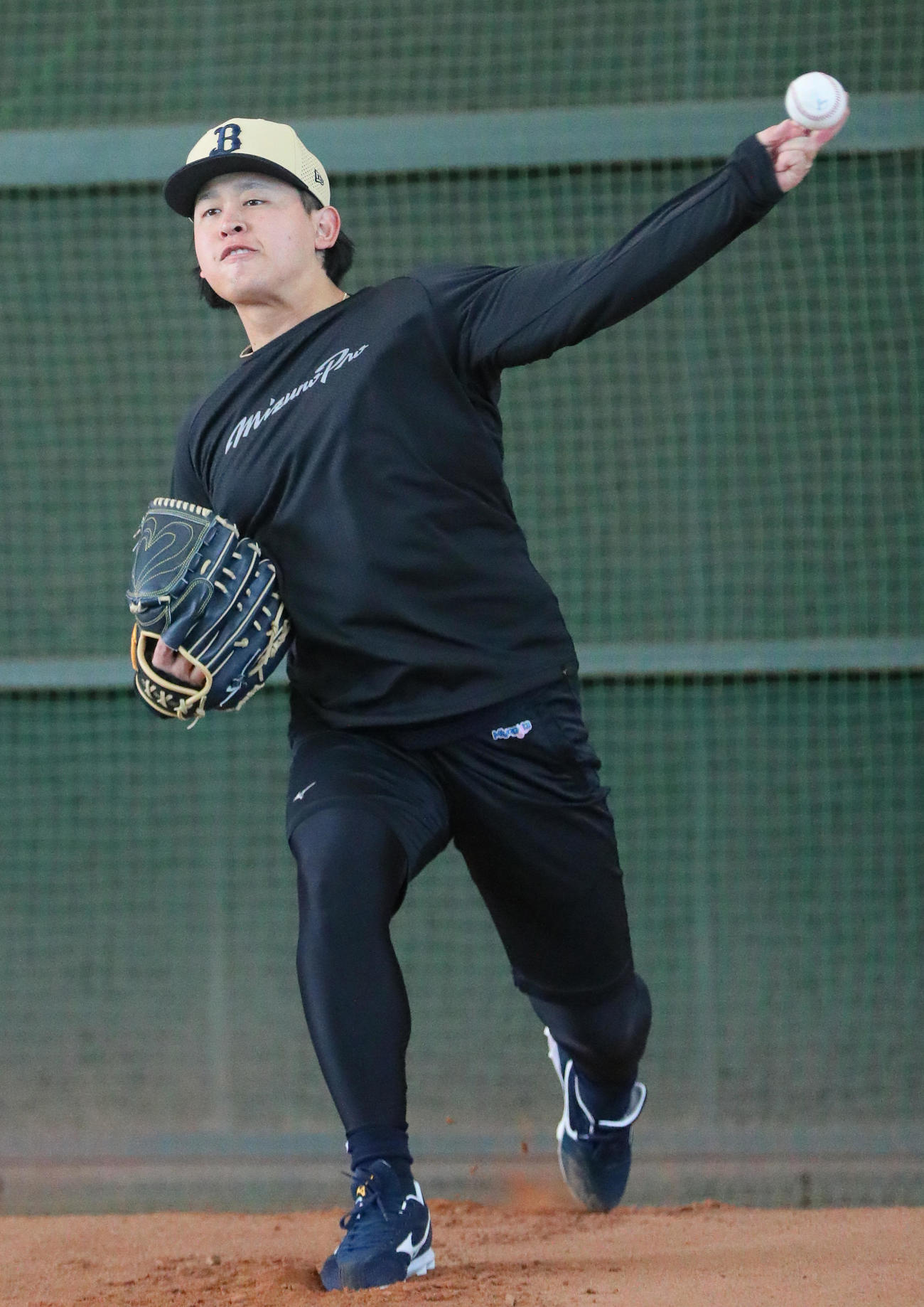 オリックス宮城はブルペンで投球する（撮影・上山淳一）