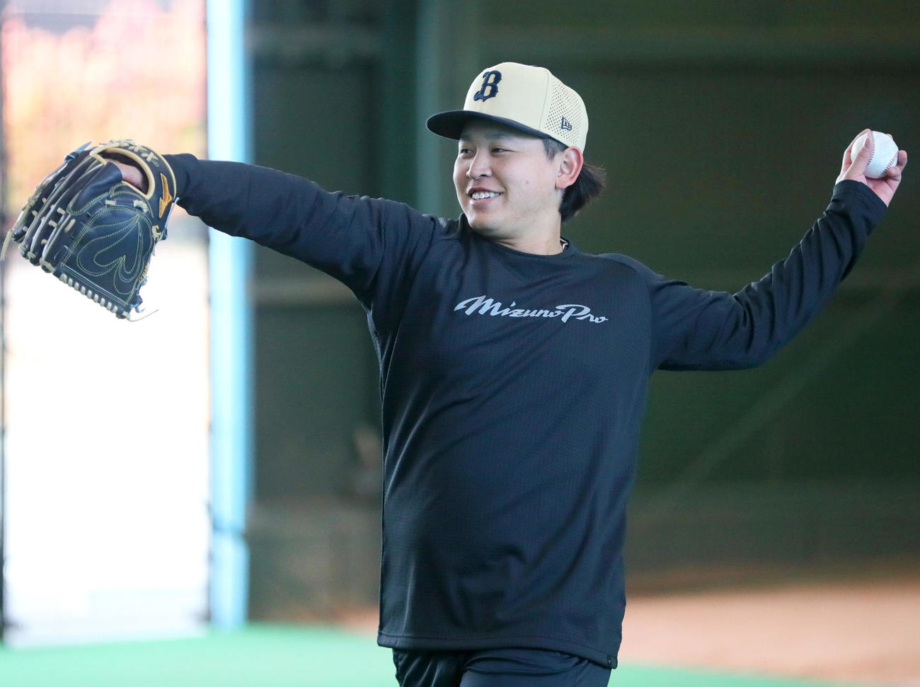 オリックス宮城はブルペンで笑顔を見せる（撮影・上山淳一）
