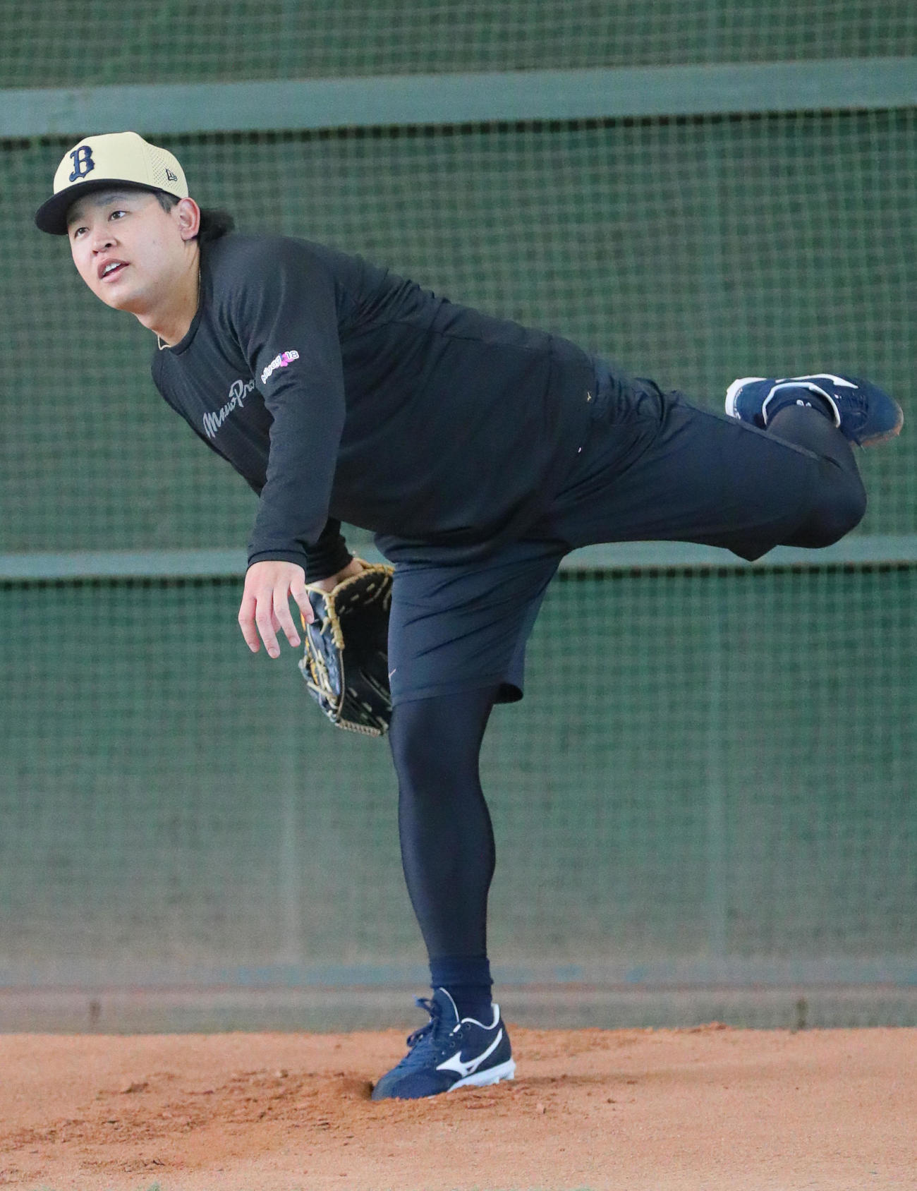 オリックス宮城はブルペンで投球する（撮影・上山淳一）