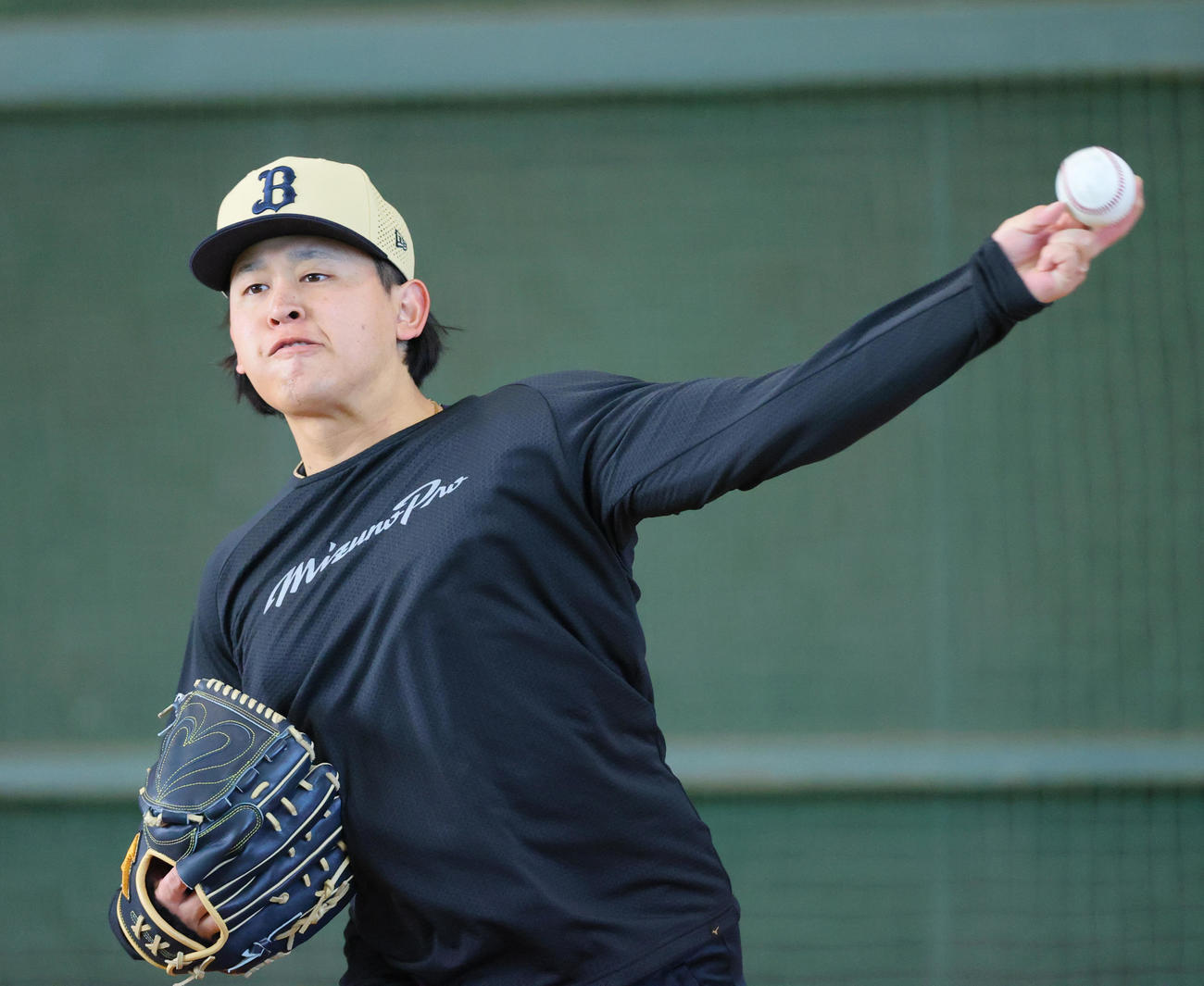 オリックス宮城はブルペンで投球する（撮影・上山淳一）