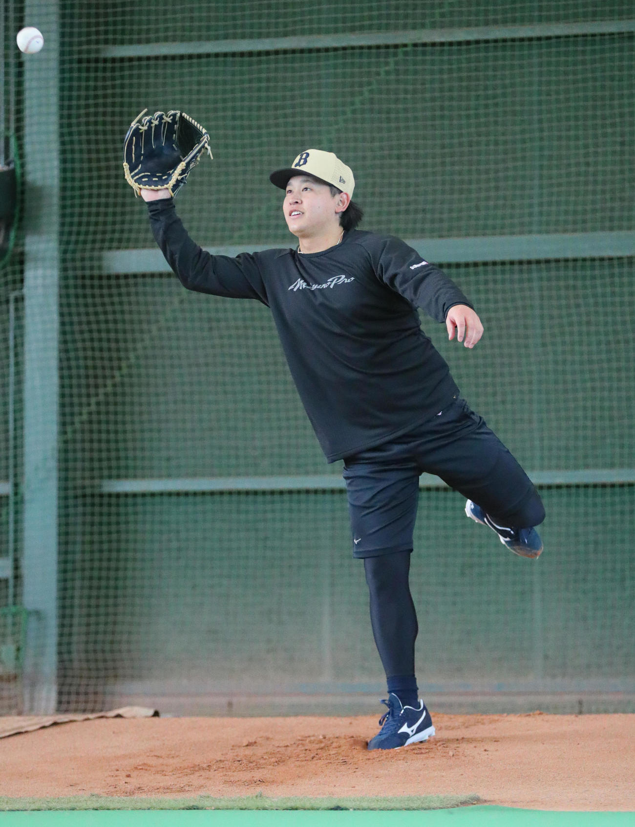 オリックス宮城はブルペンでリラックスした表情を見せる（撮影・上山淳一）