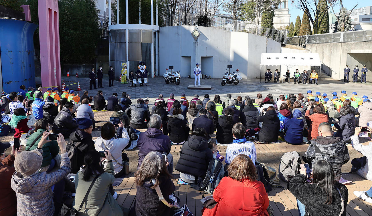 都筑警察署の一日署長を務めたDeNA三浦監督の話に多くの人が耳を傾けた（撮影・足立雅史）